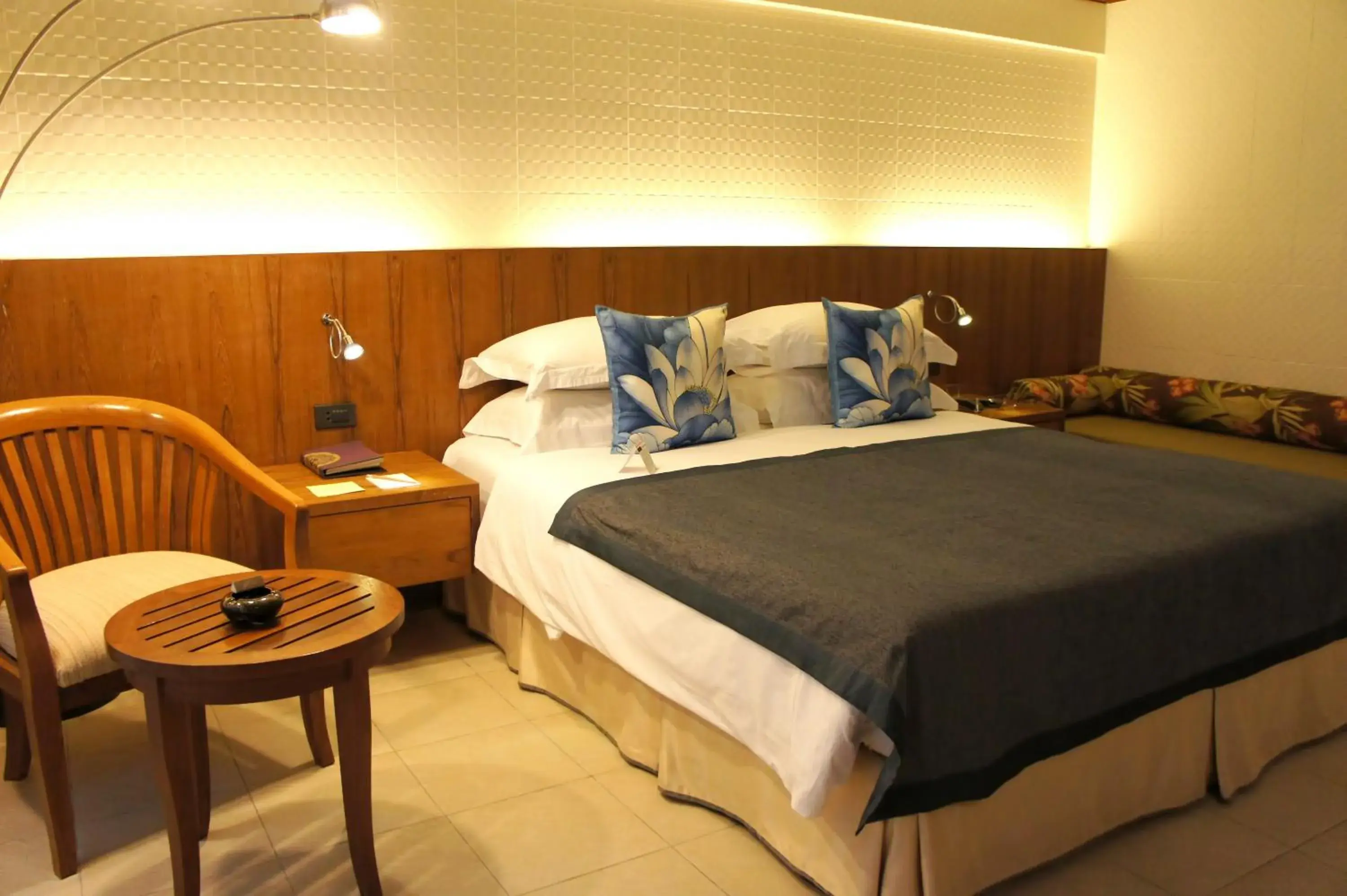 Grand Deluxe Double or Twin Room in Safari Beach Hotel Patong Grand Deluxe Double or Twin Room in Safari Beach Hotel Patong
