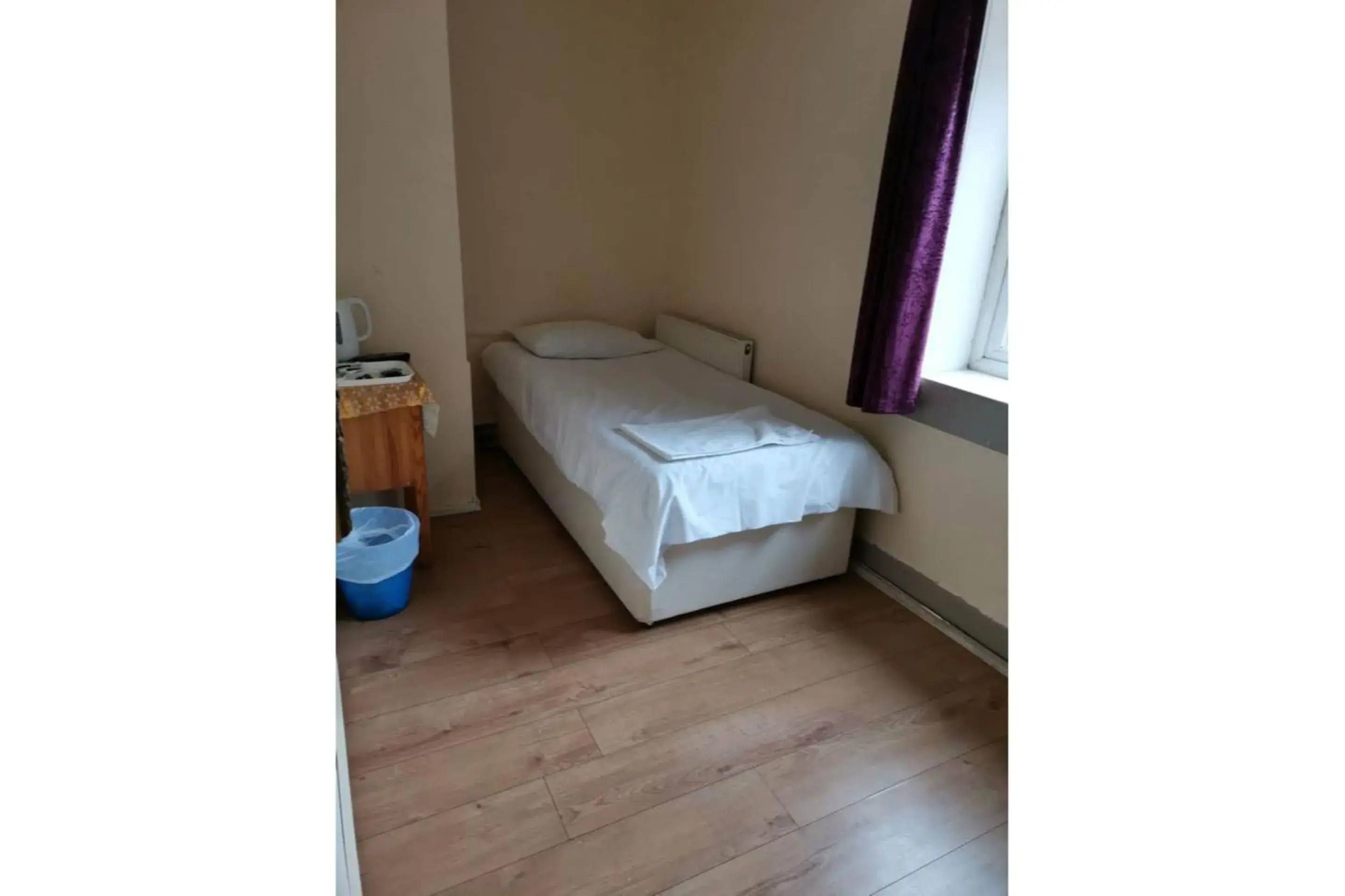 Standard Single Room with Shared Bathroom in Swan Inn, Heathrow Airport Standard Single Room with Shared Bathroom in Swan Inn, Heathrow Airport