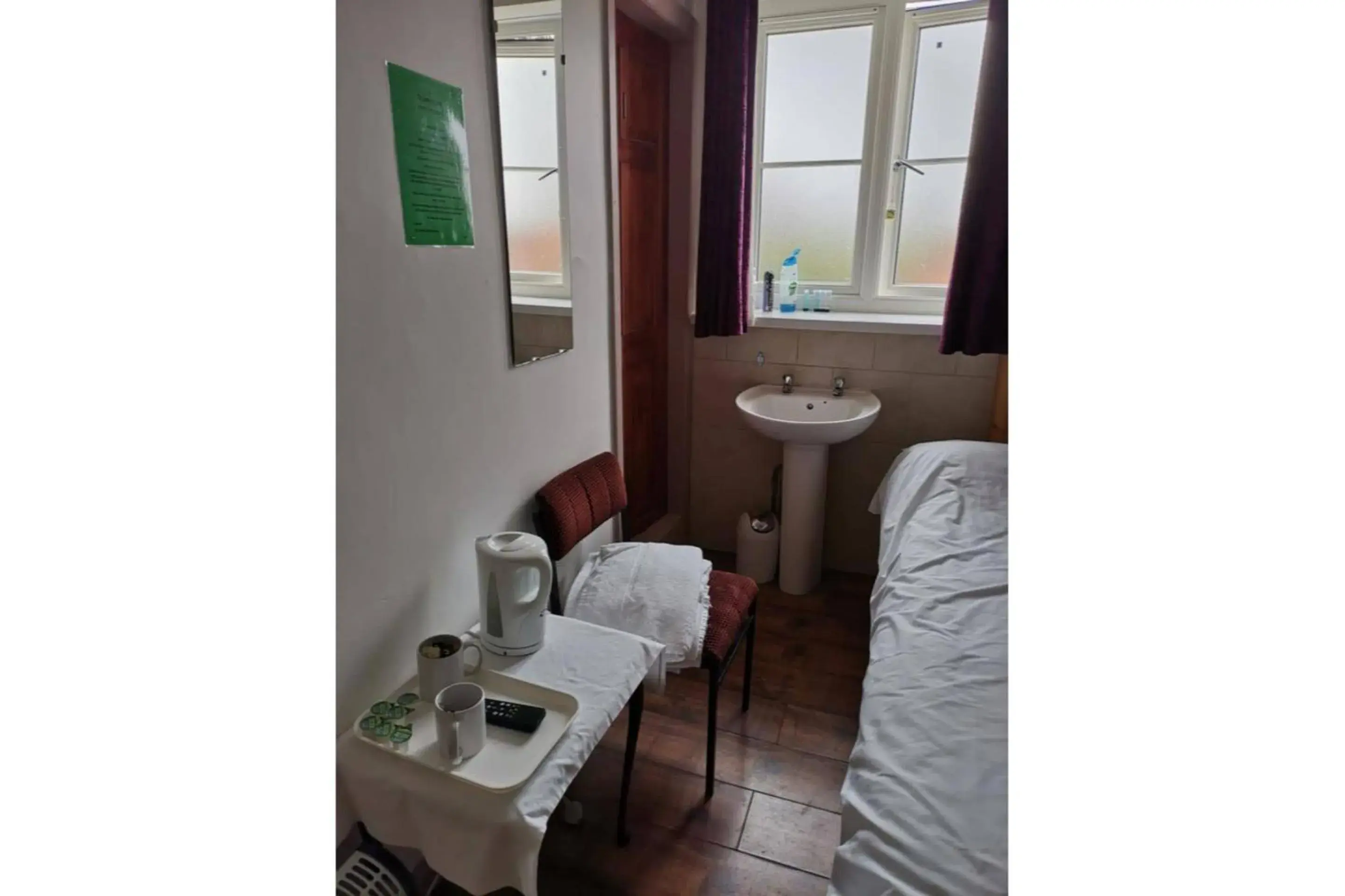 Standard Triple Room in Swan Inn, Heathrow Airport Standard Triple Room in Swan Inn, Heathrow Airport