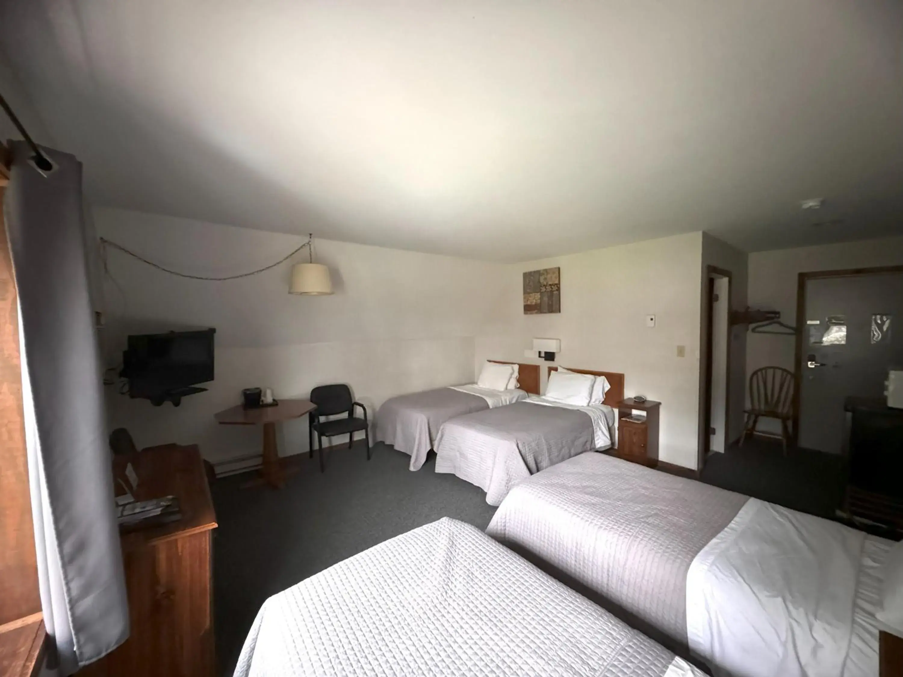 Twin Room in Lake Ontario Motel & Inn Twin Room in Lake Ontario Motel & Inn