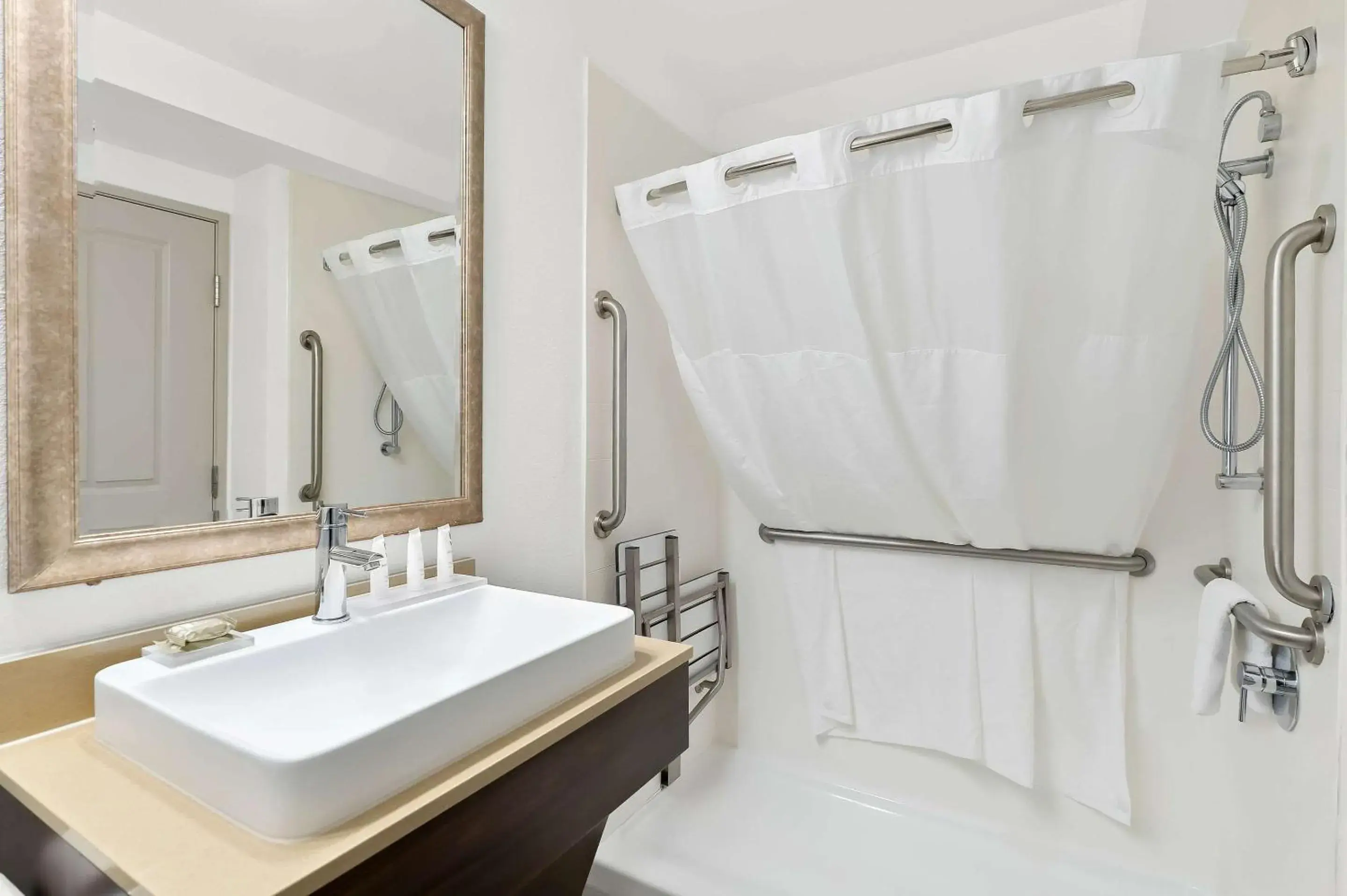 Quadruple Room with Two King Beds - Disability Access/Non Smoking in Country Inn & Suites by Radisson, Columbia Airport, SC Quadruple Room with Two King Beds - Disability Access/Non Smoking in Country Inn & Suites by Radisson, Columbia Airport, SC