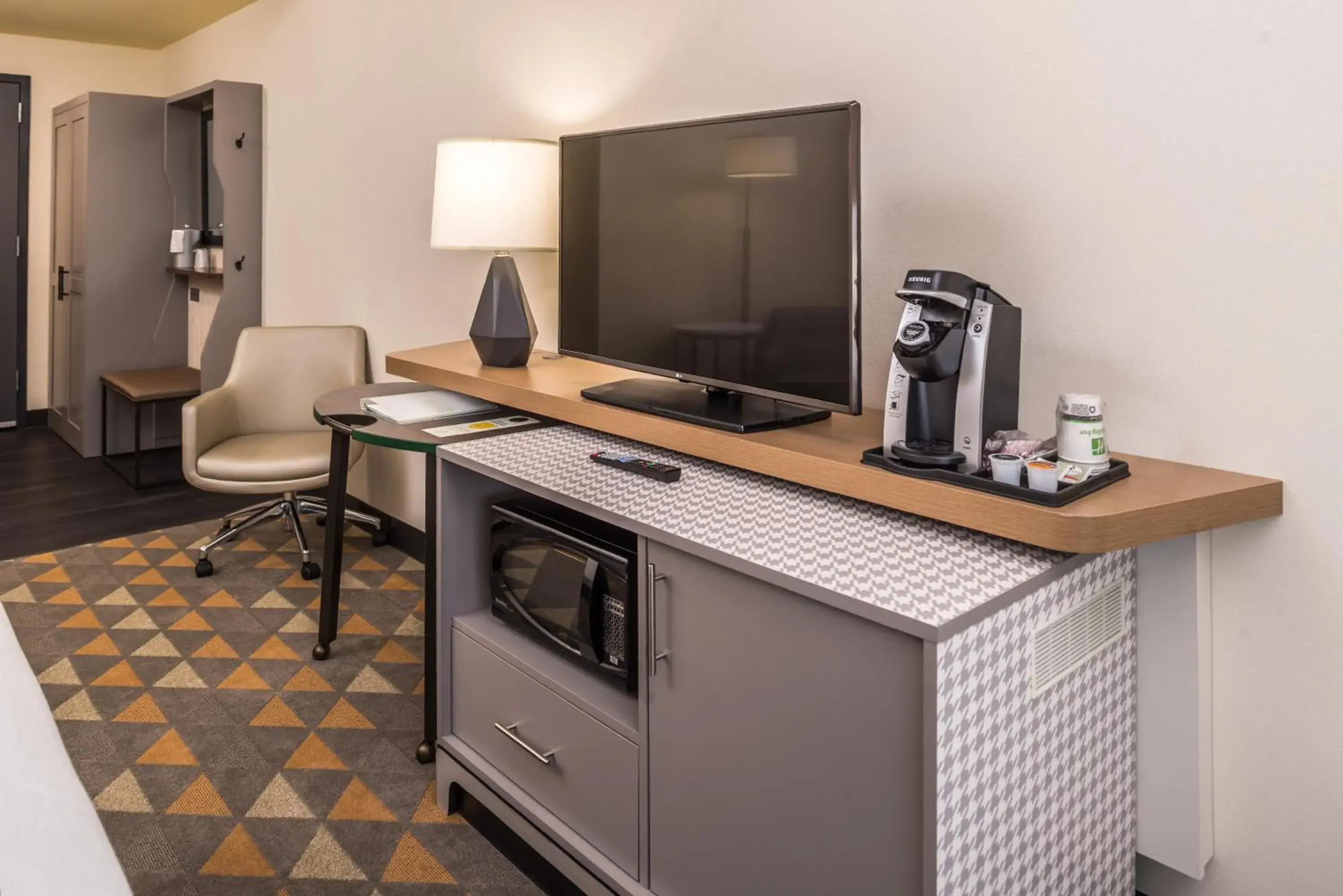 King Room - Hearing Accessible in Holiday Inn Joplin by IHG King Room - Hearing Accessible in Holiday Inn Joplin by IHG