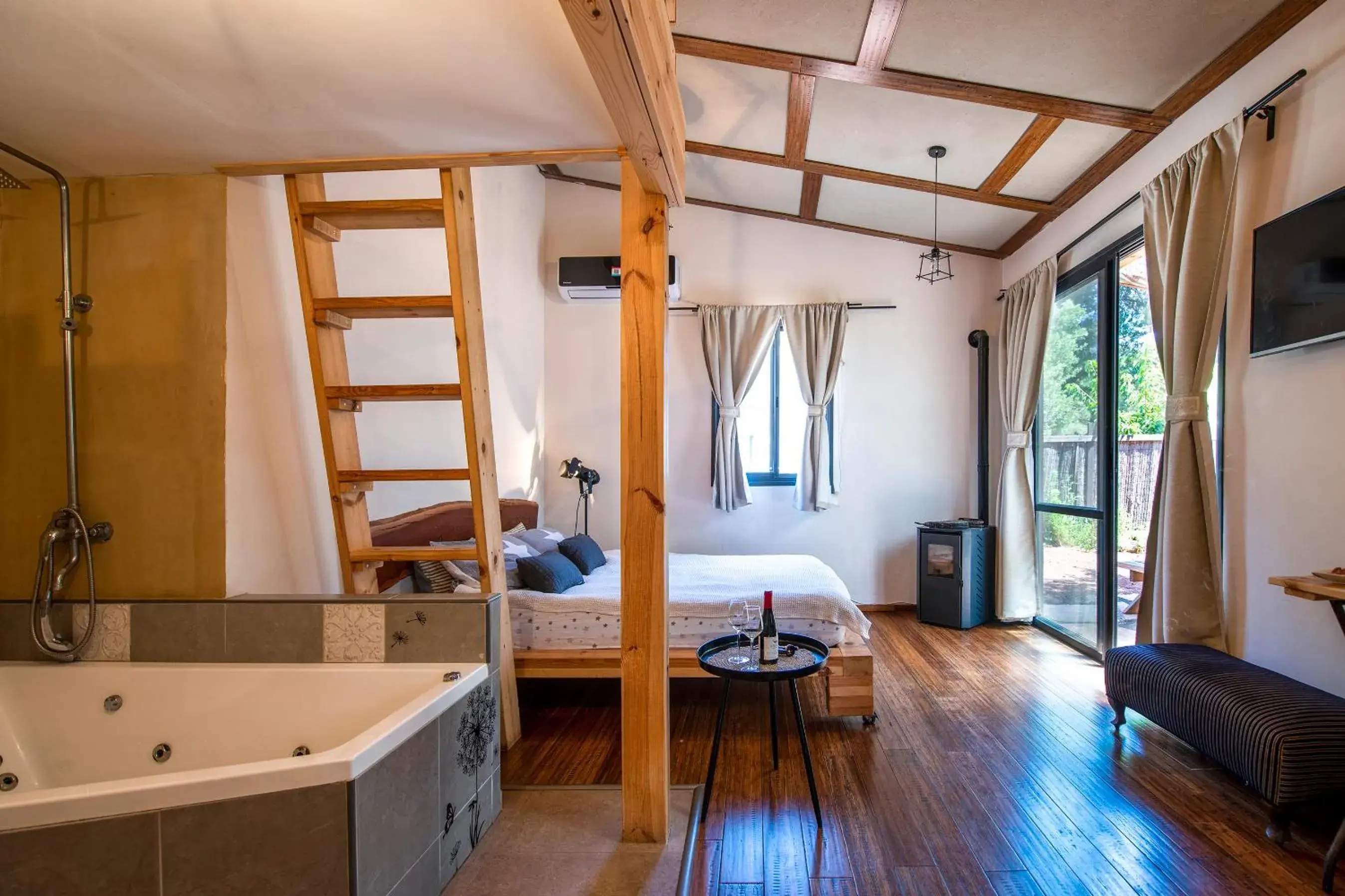 Family Room with Garden View - single occupancy in Gate Away B&B Units - המקום באל רום Family Room with Garden View - single occupancy in Gate Away B&B Units - המקום באל רום