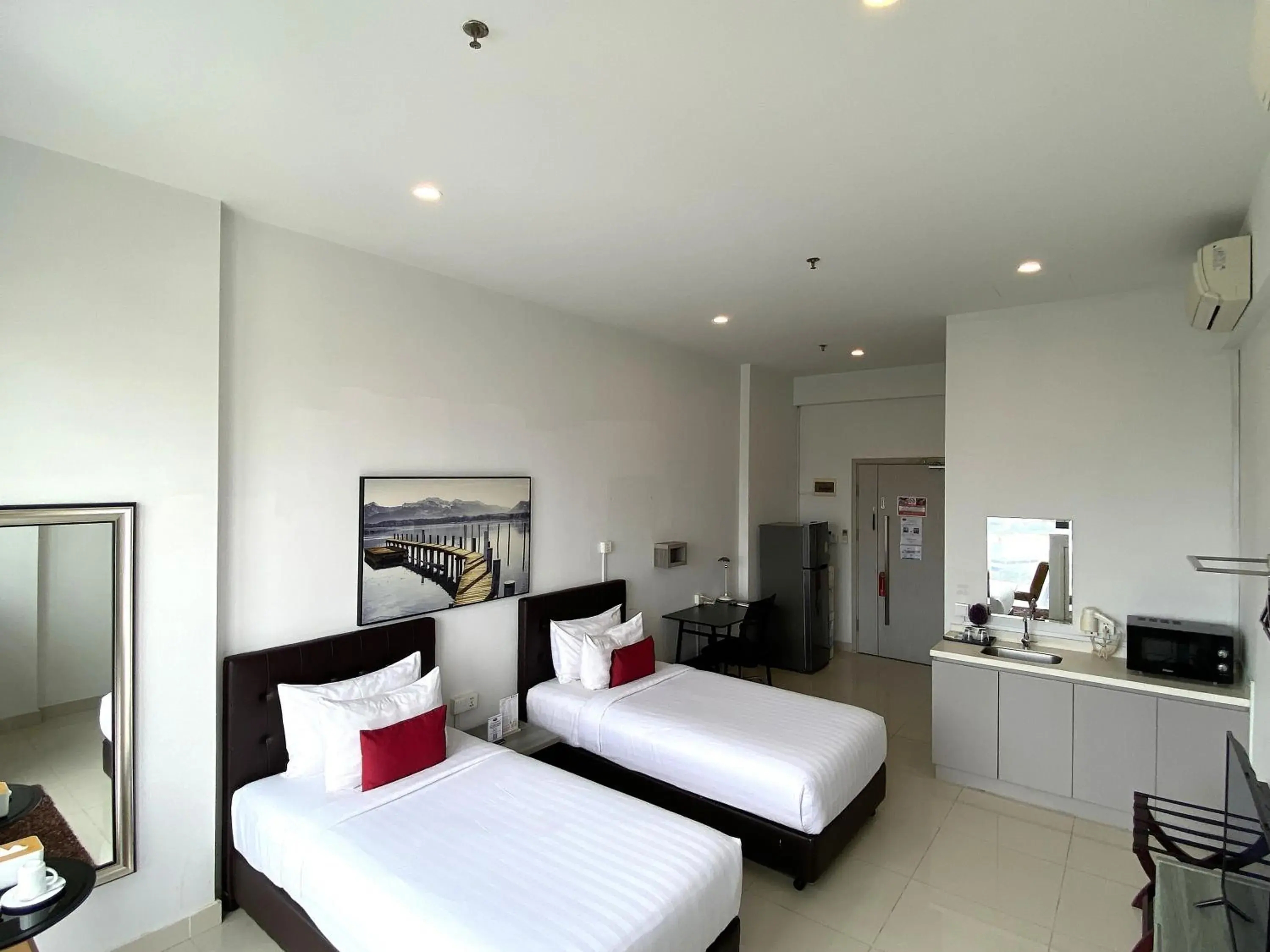 Superior Twin Room with City View in The Bridge Club Superior Twin Room with City View in The Bridge Club