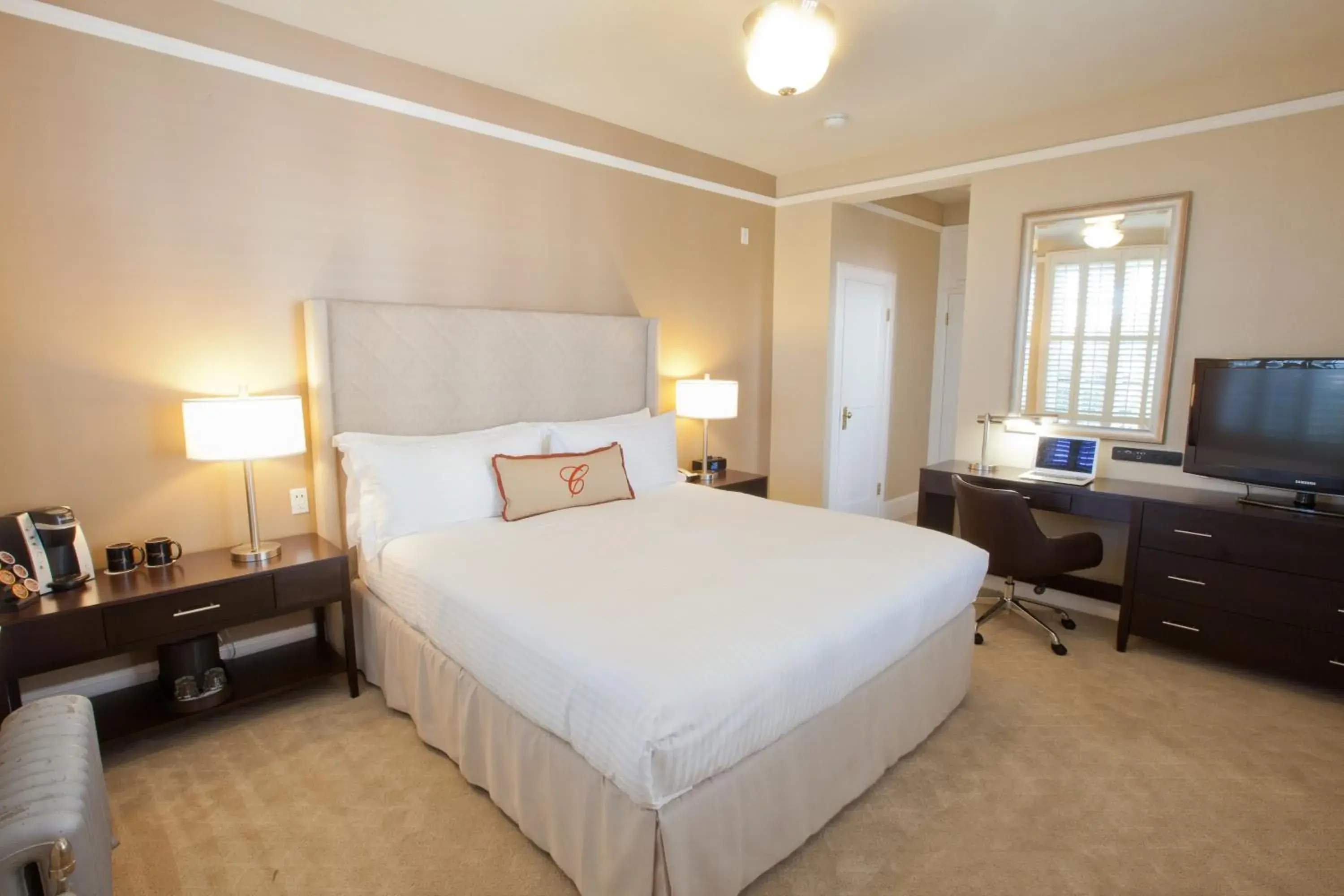 Deluxe King Room in Cardinal Hotel Deluxe King Room in Cardinal Hotel