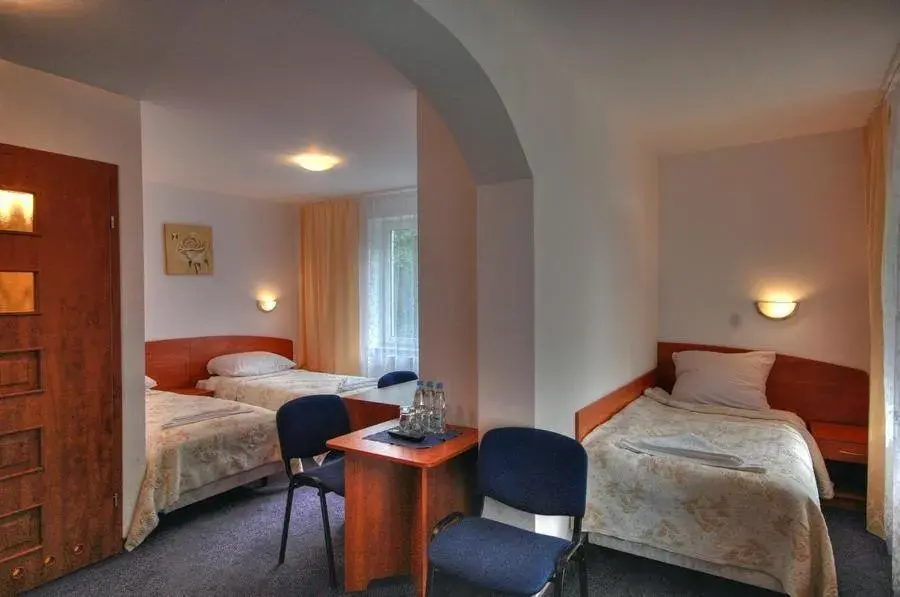 Standard Triple Room - single occupancy - Lower Floor in Hotel Nidzki Standard Triple Room - single occupancy - Lower Floor in Hotel Nidzki
