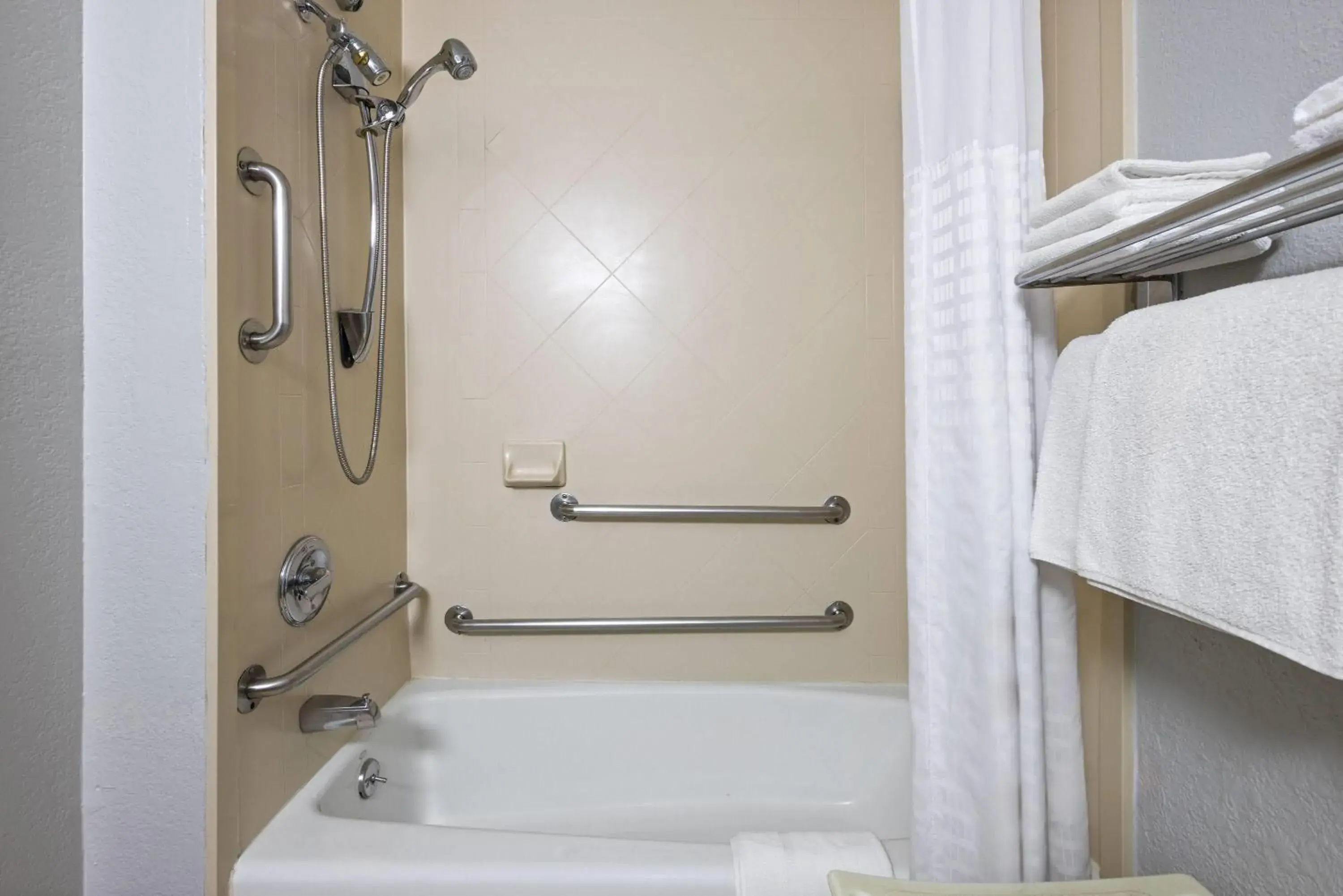 Queen Room - Disability Access/Non-Smoking in Super 8 by Wyndham Latham - Albany Airport Queen Room - Disability Access/Non-Smoking in Super 8 by Wyndham Latham - Albany Airport