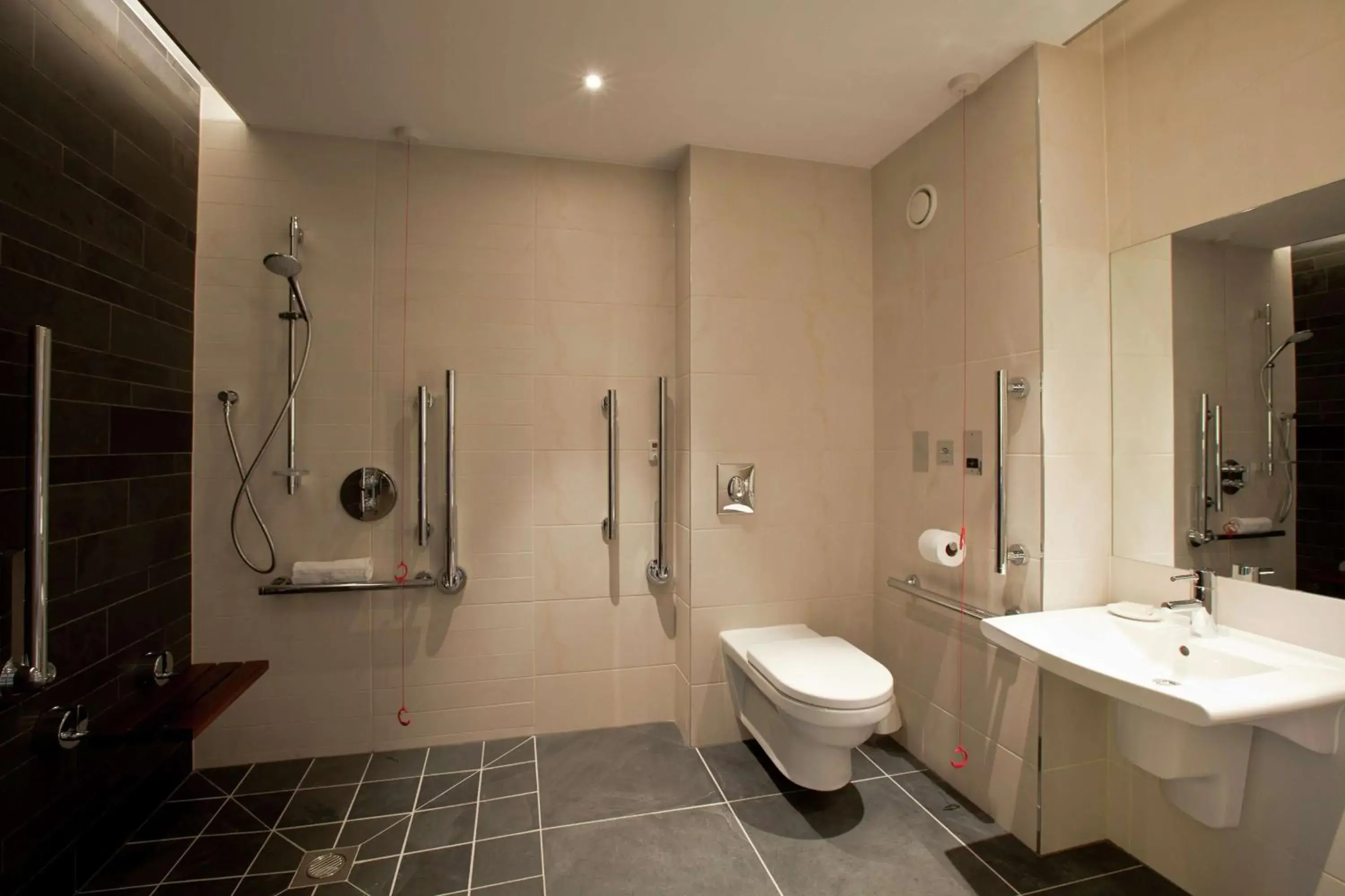 Queen Room - Mobility Access in Hilton London Heathrow Airport Terminal 5 Queen Room - Mobility Access in Hilton London Heathrow Airport Terminal 5