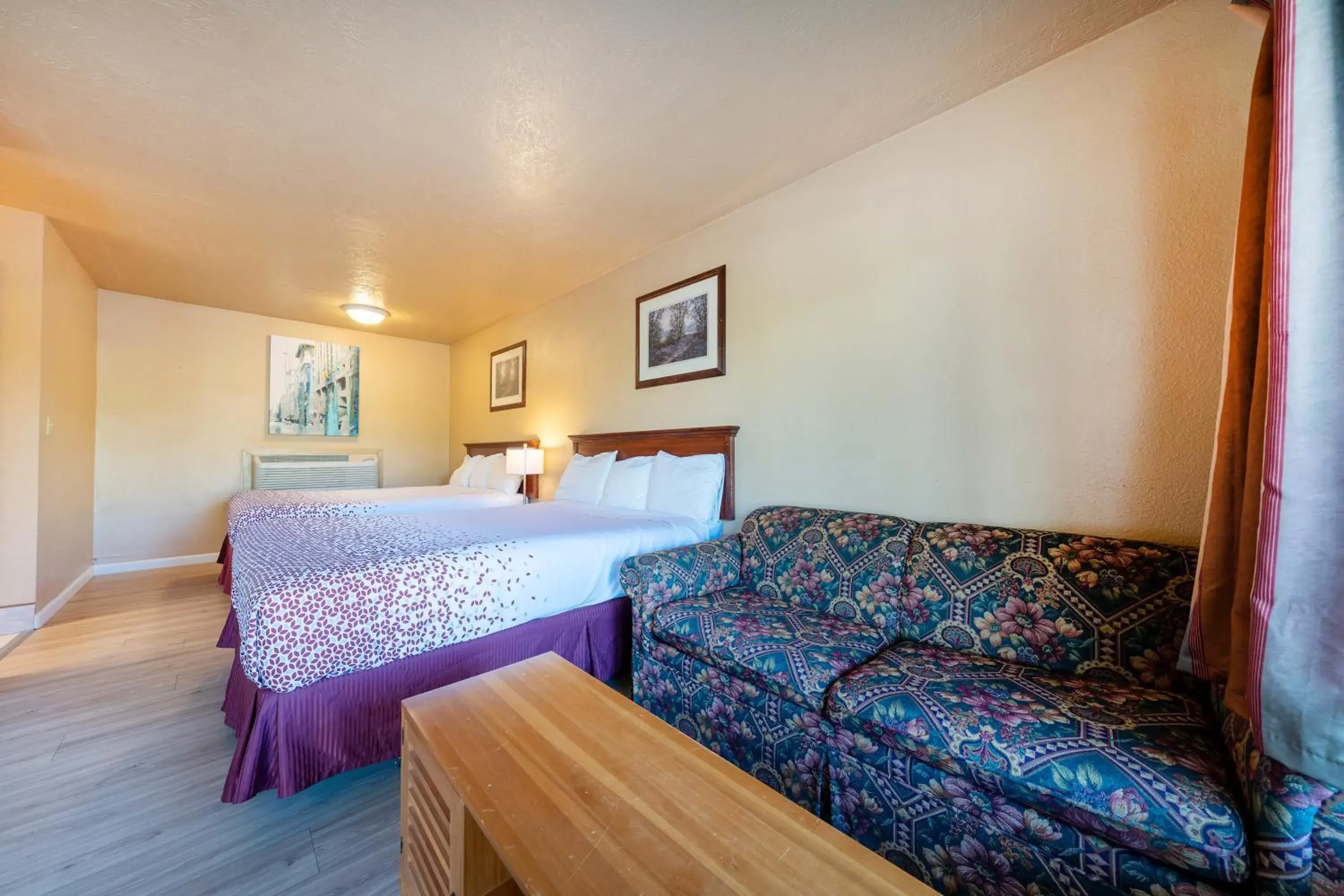 2 Full Beds Non-Smoking in Juniper Motel Madras by Townhouse 2 Full Beds Non-Smoking in Juniper Motel Madras by Townhouse