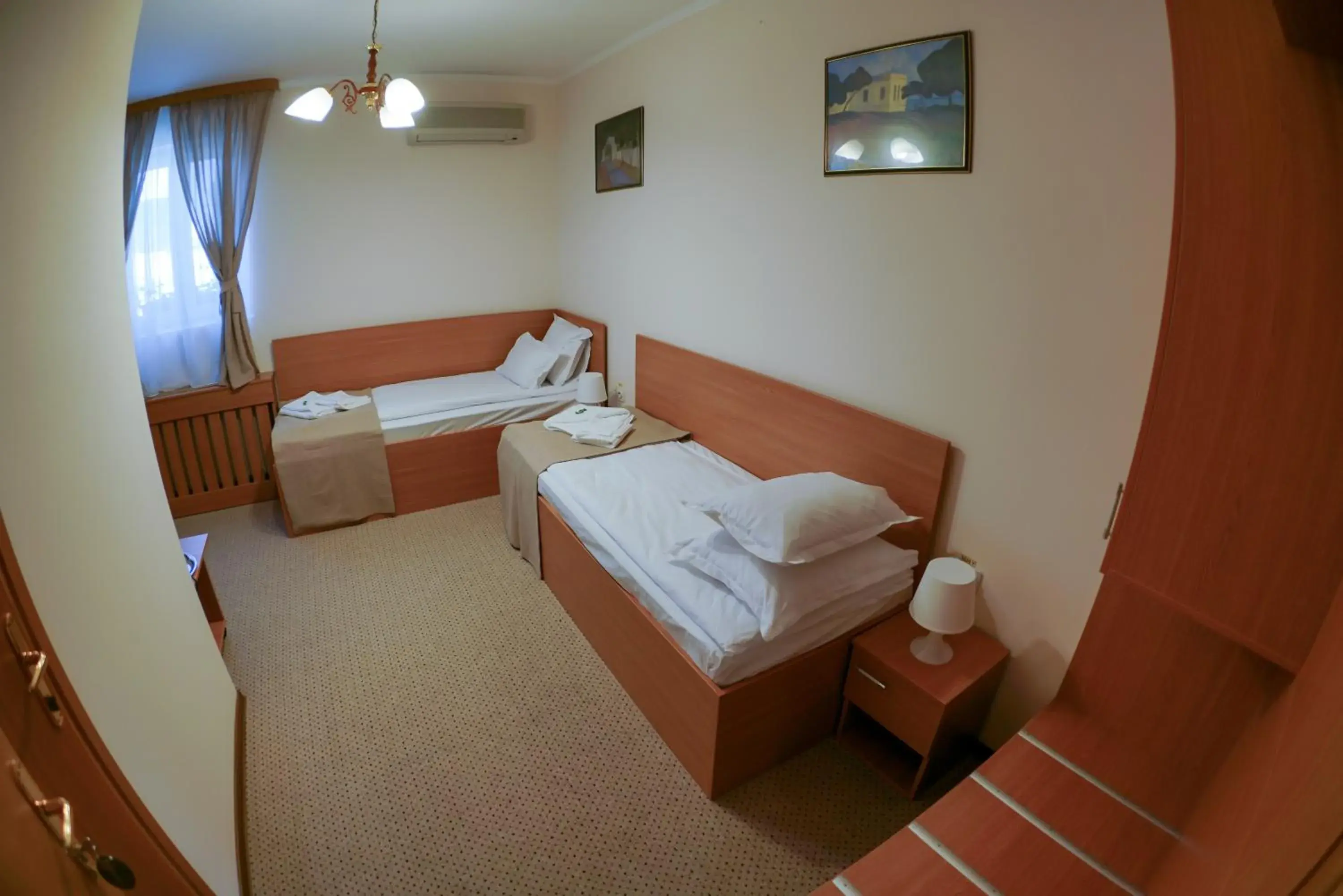 Twin Room in Bucharest Downtown Inn Twin Room in Bucharest Downtown Inn