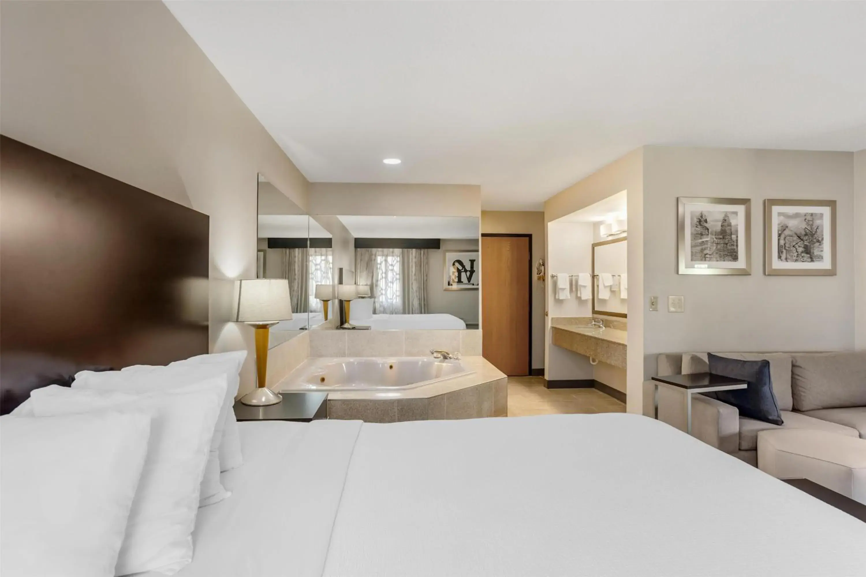 Deluxe King Suite - Non-Smoking in Best Western Shippensburg Deluxe King Suite - Non-Smoking in Best Western Shippensburg