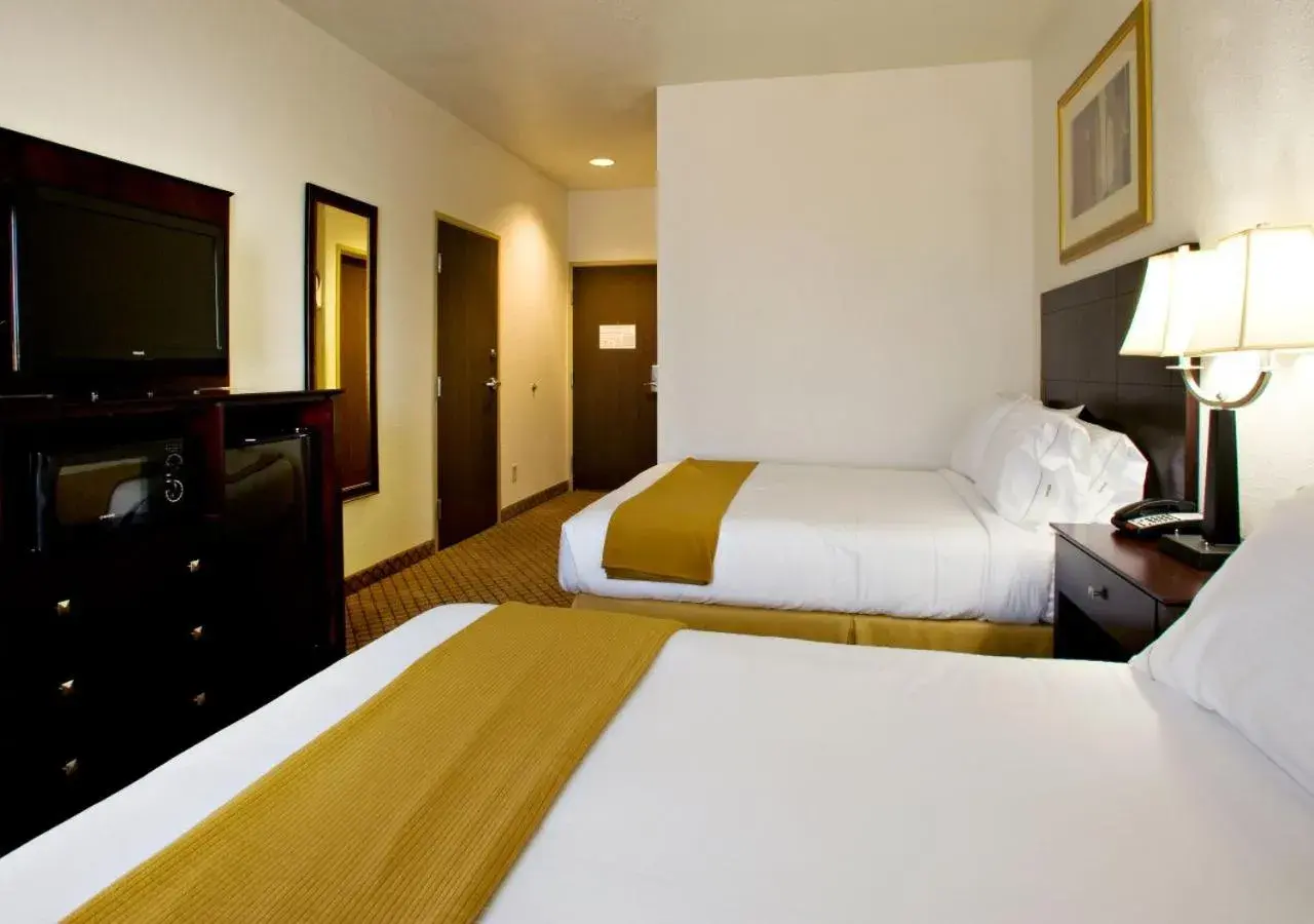 Standard Room with Two Queen Beds in Holiday Inn Express & Suites Childress by IHG Standard Room with Two Queen Beds in Holiday Inn Express & Suites Childress by IHG