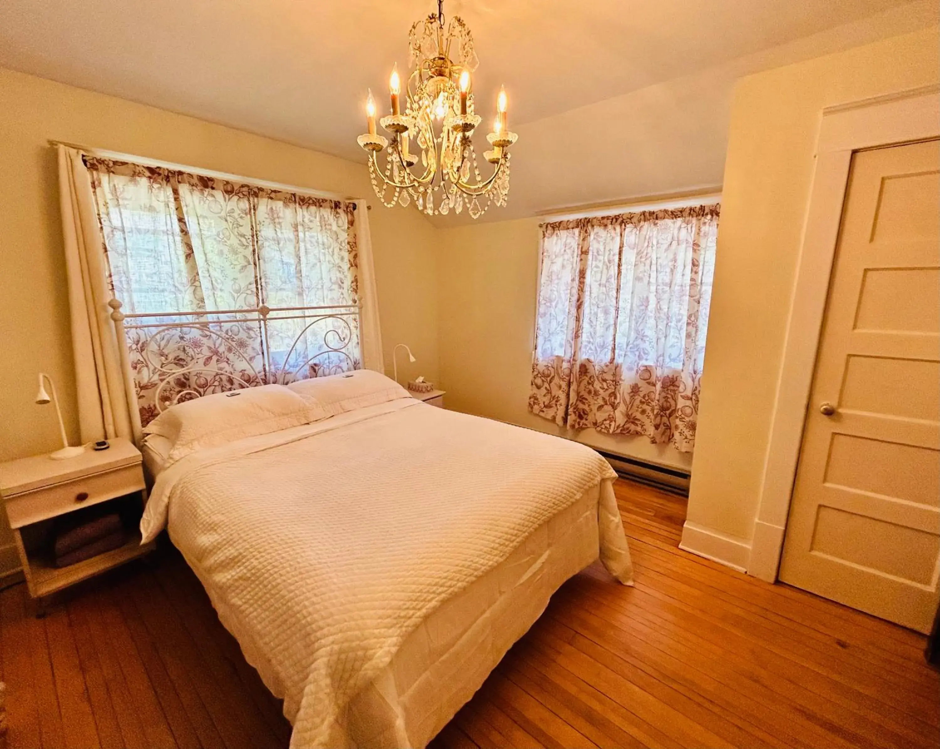 One-Bedroom Suite - Hot Breakfast in Auberge De Mon Petit Chum B&B One-Bedroom Suite - Hot Breakfast in Auberge De Mon Petit Chum B&B