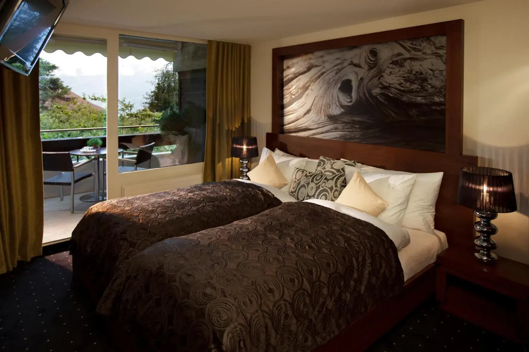 Double Room with Balcony in Hotel Bären Sigriswil Double Room with Balcony in Hotel Bären Sigriswil