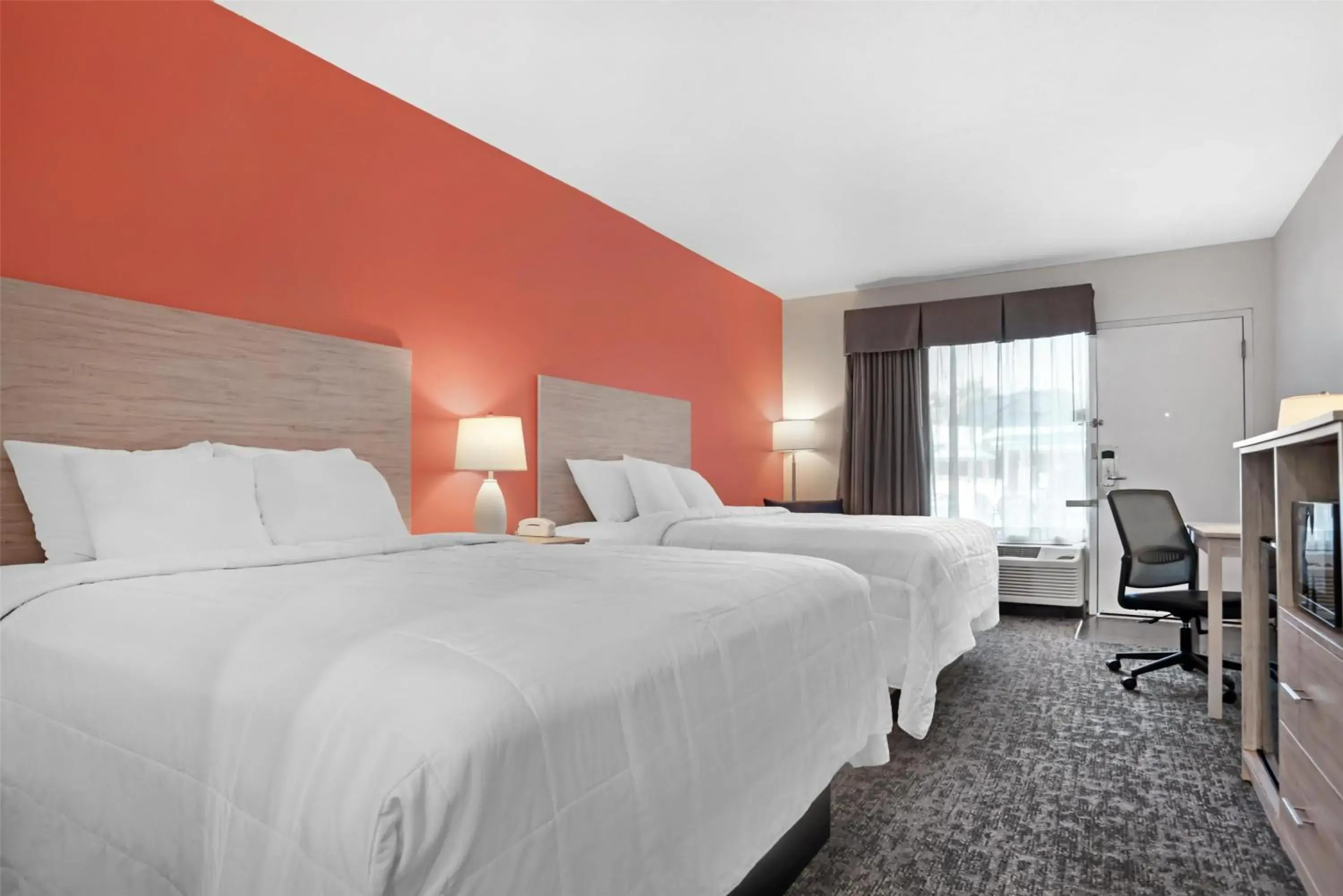 Queen Room with Two Queen Beds in Best Western Navarre Waterfront Queen Room with Two Queen Beds in Best Western Navarre Waterfront