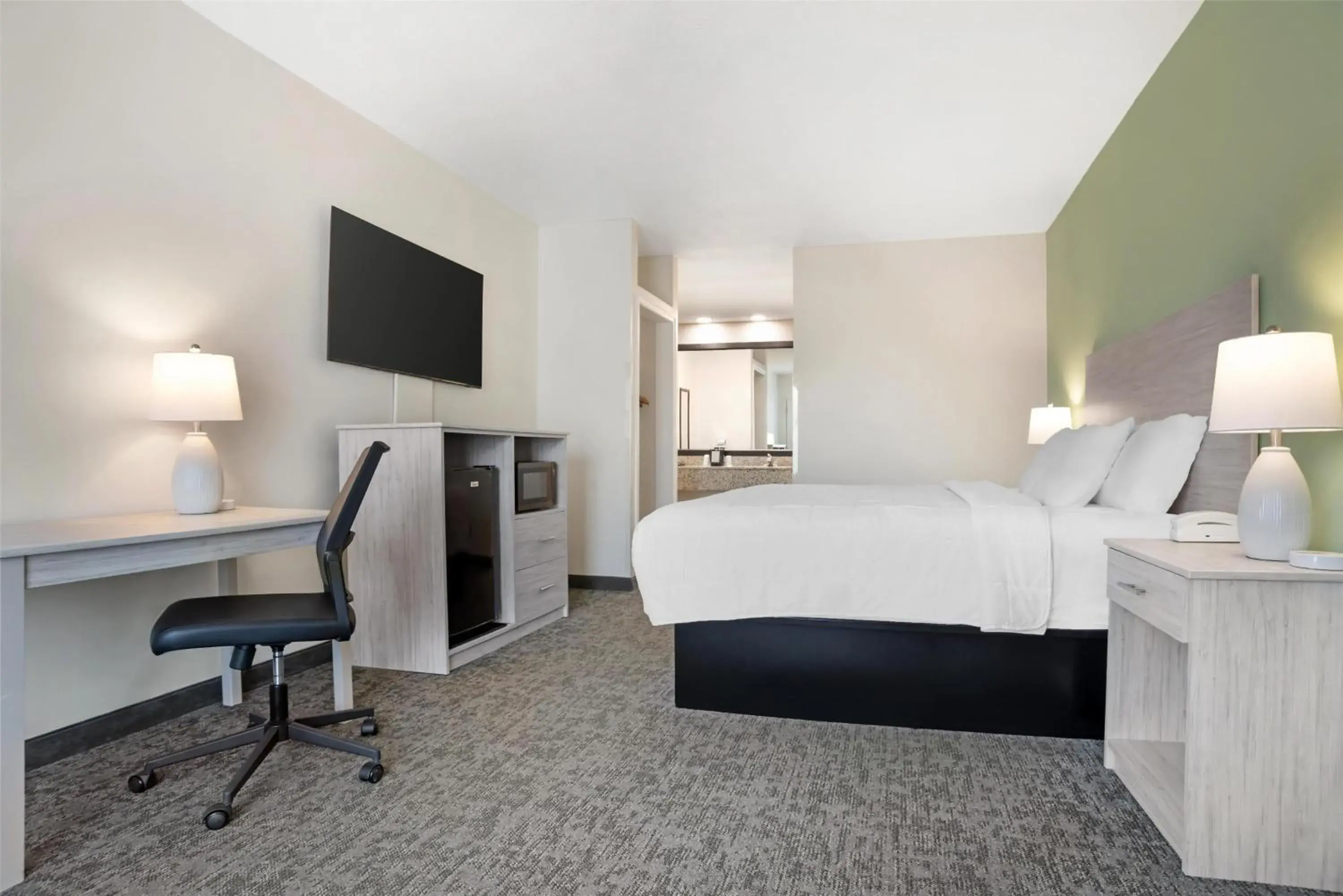 King Room with Pool View in Best Western Navarre Waterfront King Room with Pool View in Best Western Navarre Waterfront