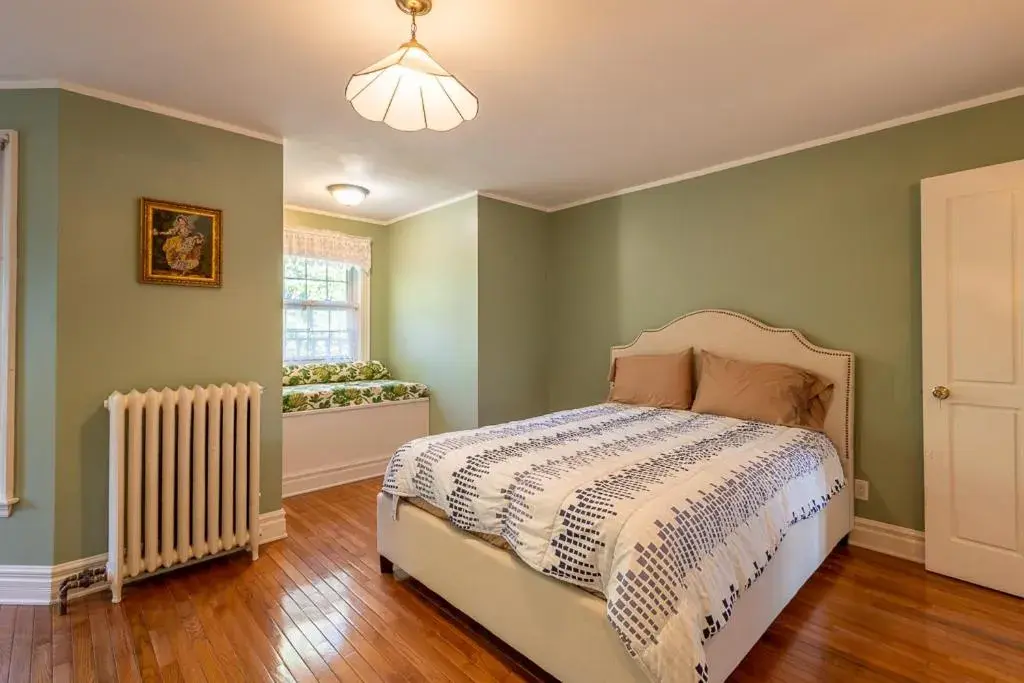 Deluxe Queen Suite in Chestnut Inn Deluxe Queen Suite in Chestnut Inn