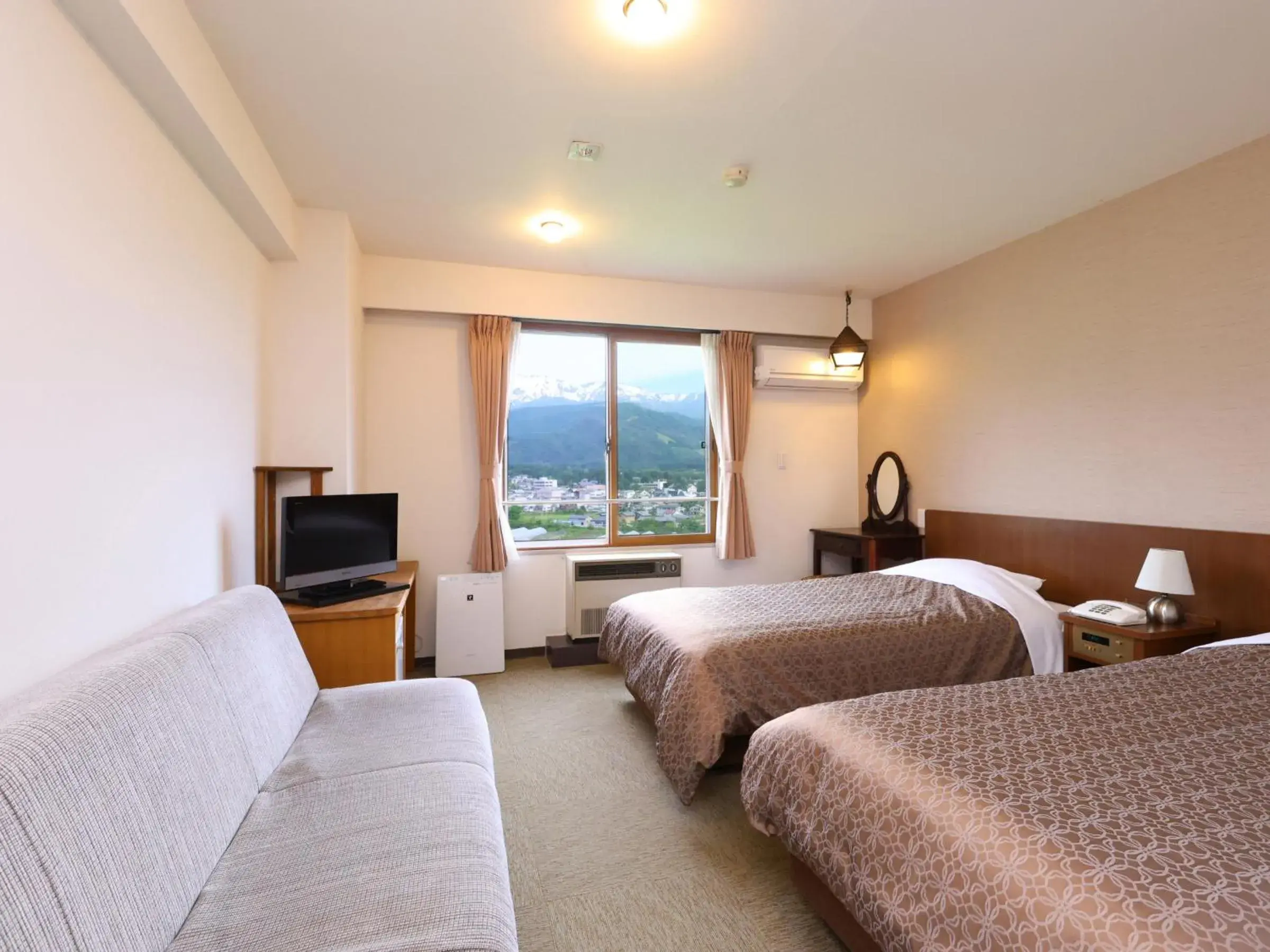Standard Twin Room with Mountain View - single occupancy in Hakuba Highland Hotel Standard Twin Room with Mountain View - single occupancy in Hakuba Highland Hotel