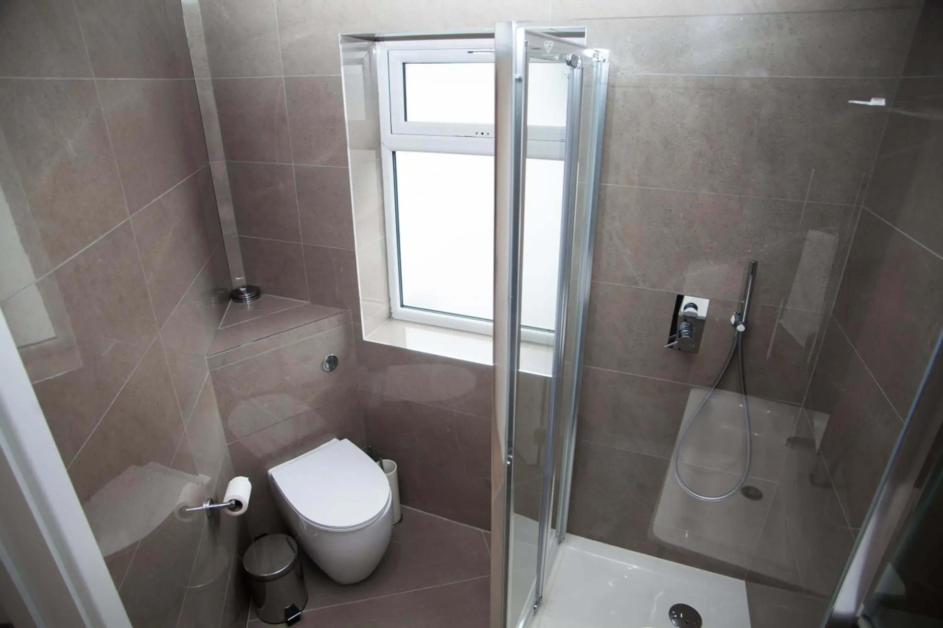 Single Room with Shower - single occupancy in Goldbeaters House Single Room with Shower - single occupancy in Goldbeaters House