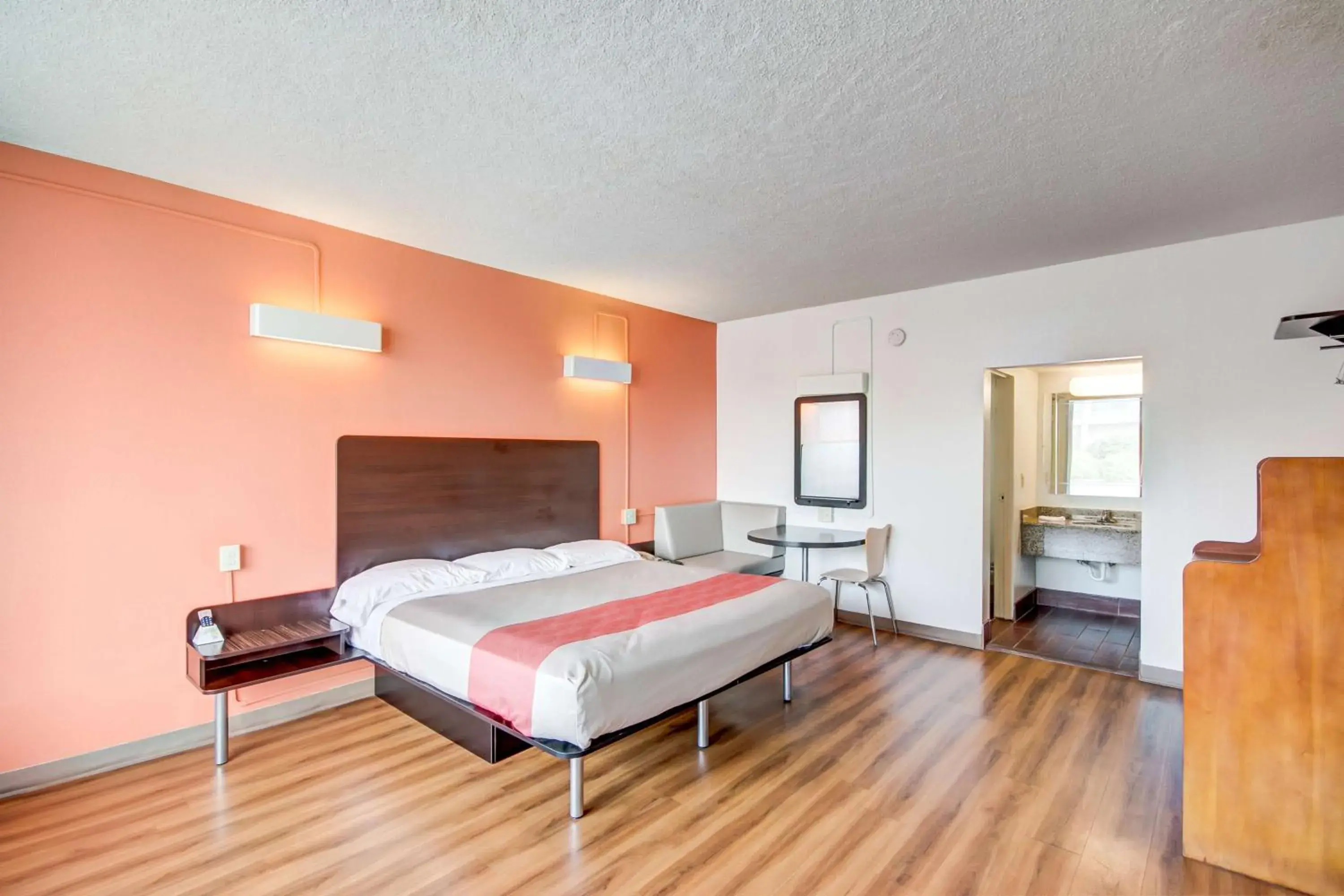 Deluxe King Room - single occupancy - Smoking in Motel 6-Somerset, KY Deluxe King Room - single occupancy - Smoking in Motel 6-Somerset, KY