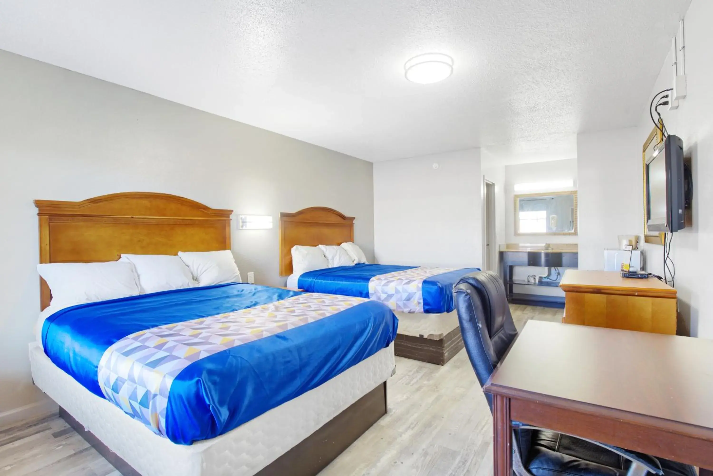 Queen Room with Two Queen Beds - Smoking in Adams Inn Queen Room with Two Queen Beds - Smoking in Adams Inn