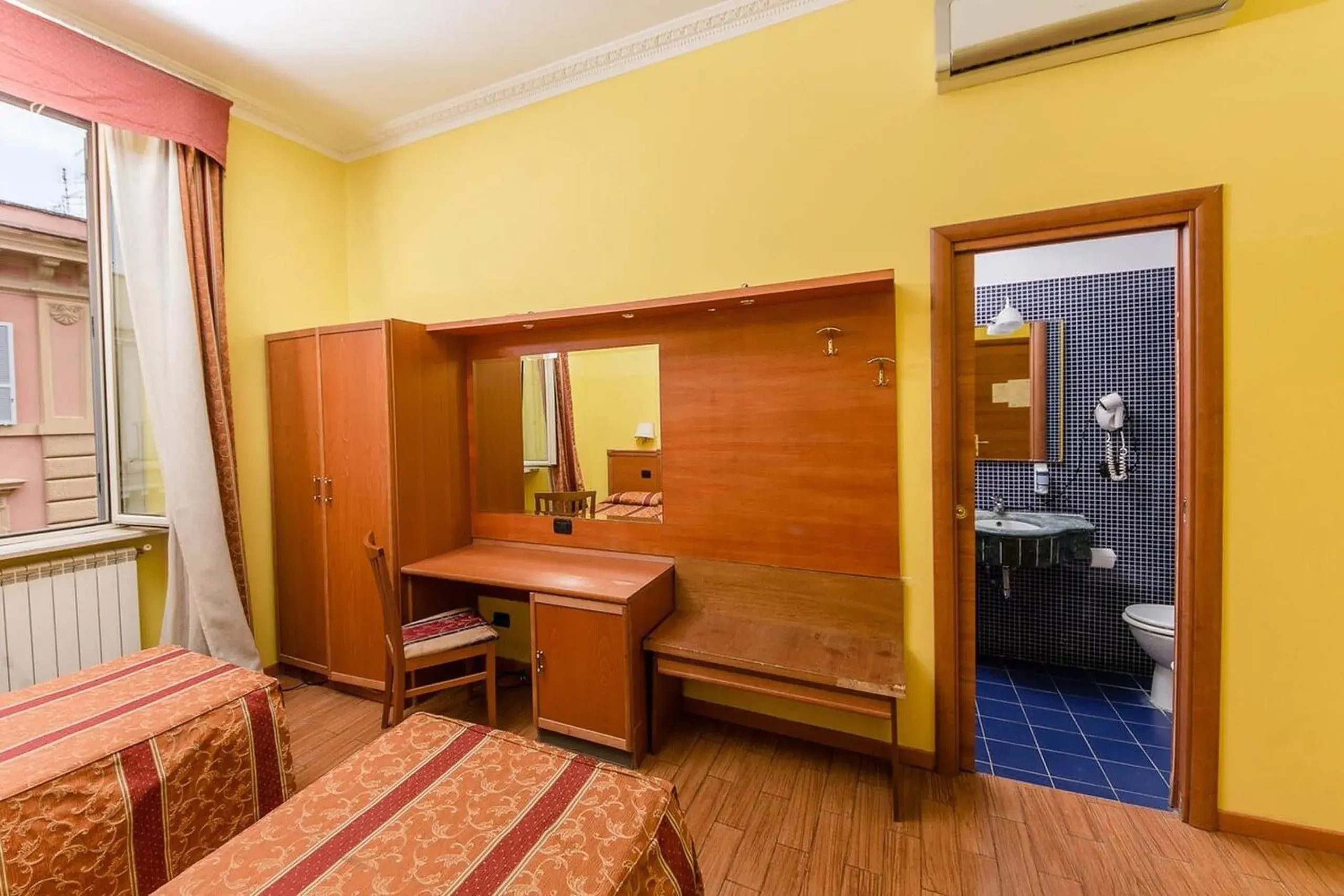 Bed in 4-Bed Mixed Dormitory Room in Hostel Beautiful Bed in 4-Bed Mixed Dormitory Room in Hostel Beautiful