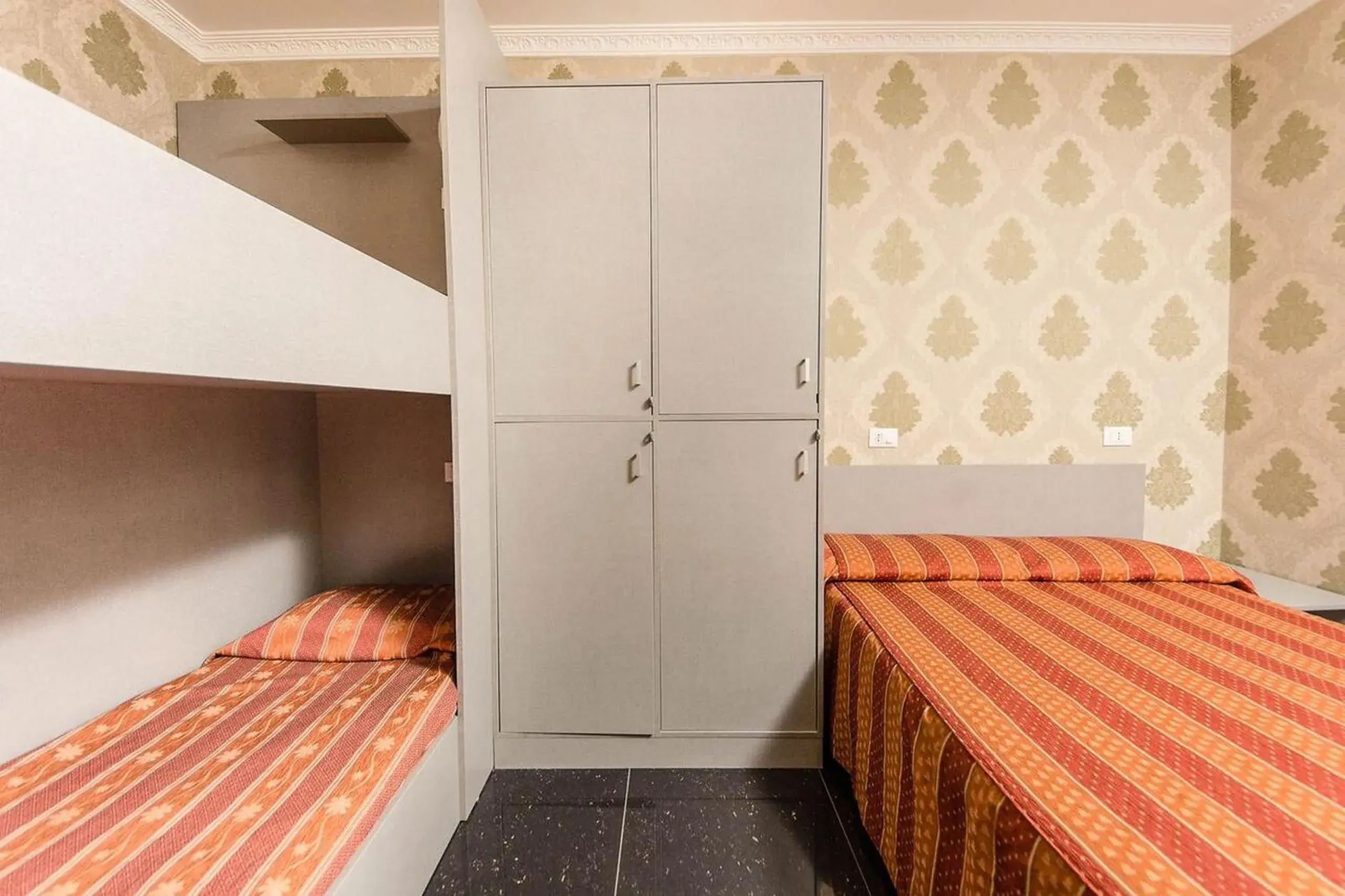 Quadruple Room with Private Bathroom in Hostel Beautiful Quadruple Room with Private Bathroom in Hostel Beautiful