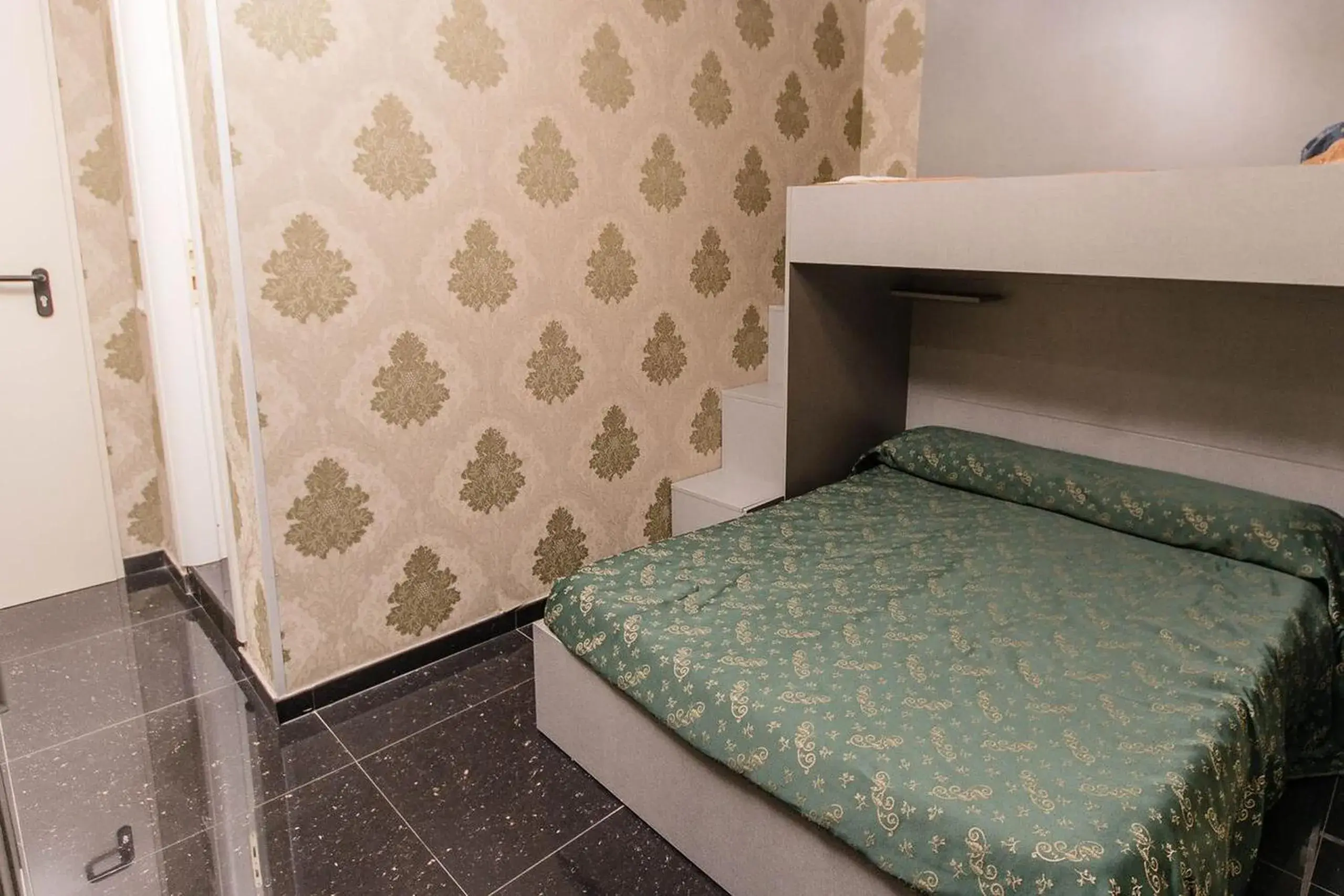 Triple Room with Private Bathroom in Hostel Beautiful Triple Room with Private Bathroom in Hostel Beautiful