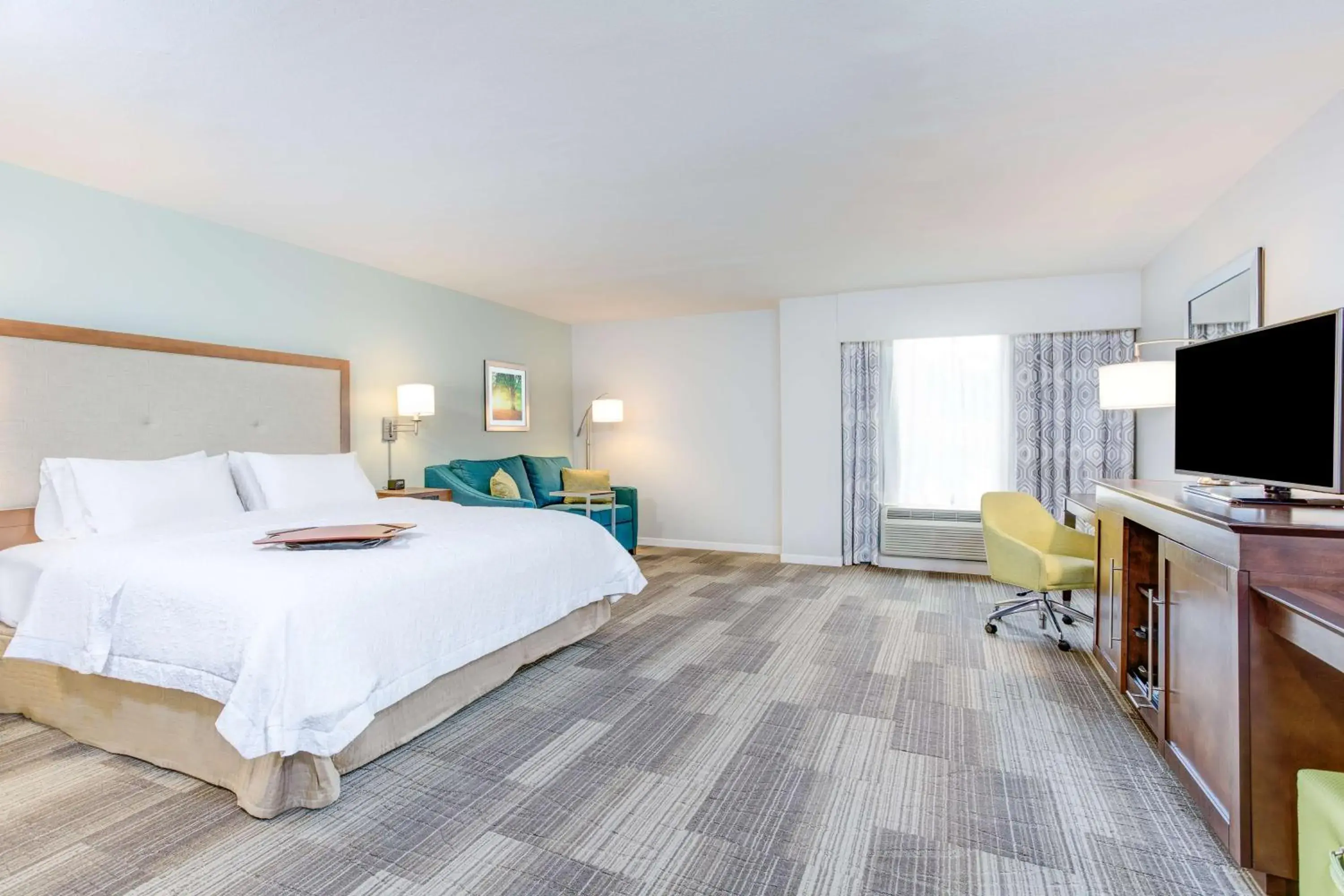 King Room with Sofa Bed - Hearing Accessible/Non-Smoking in Hampton Inn Macon - I-475 King Room with Sofa Bed - Hearing Accessible/Non-Smoking in Hampton Inn Macon - I-475