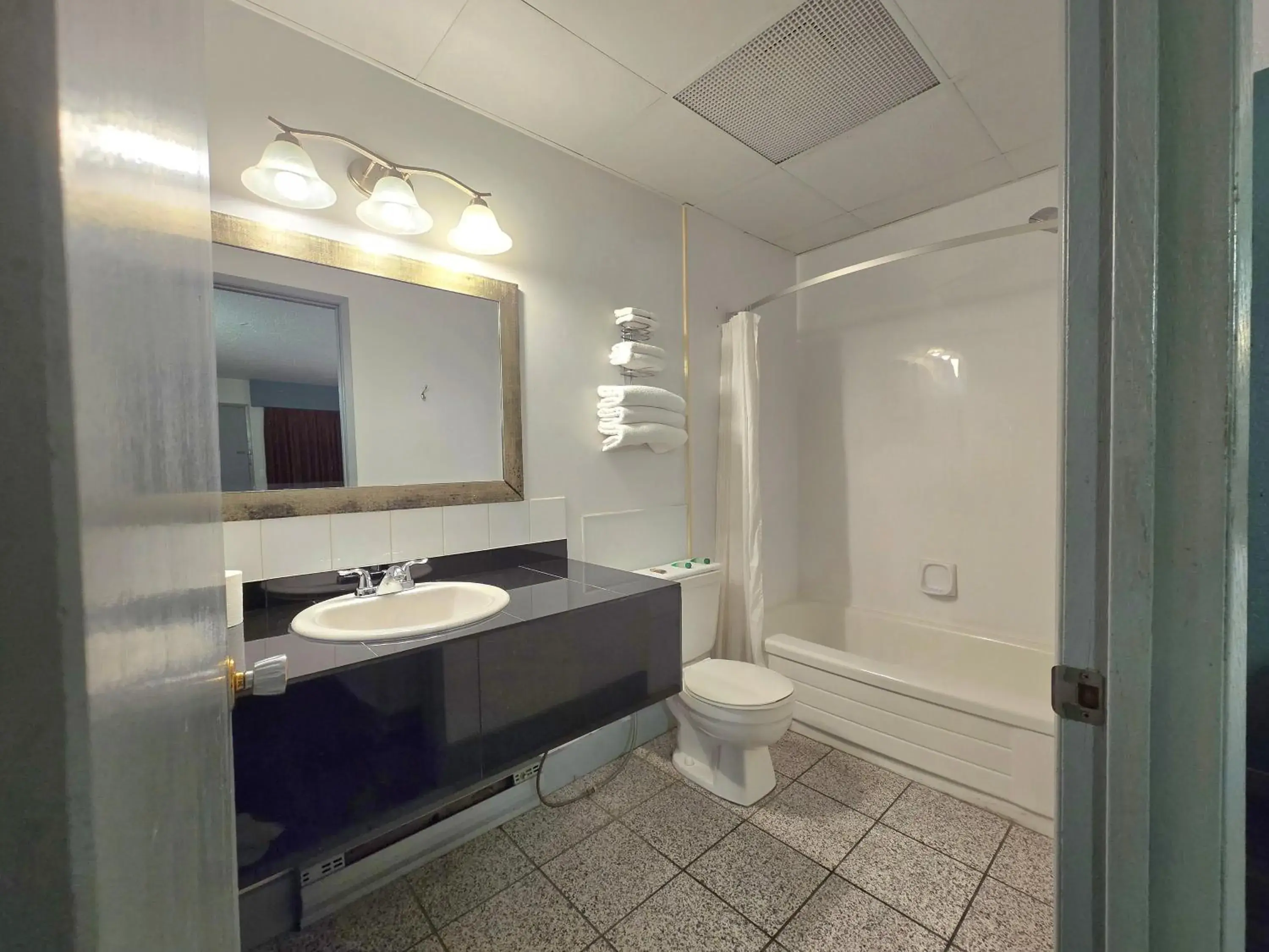 Queen Room with Two Queen Beds in Alpine Inn Queen Room with Two Queen Beds in Alpine Inn