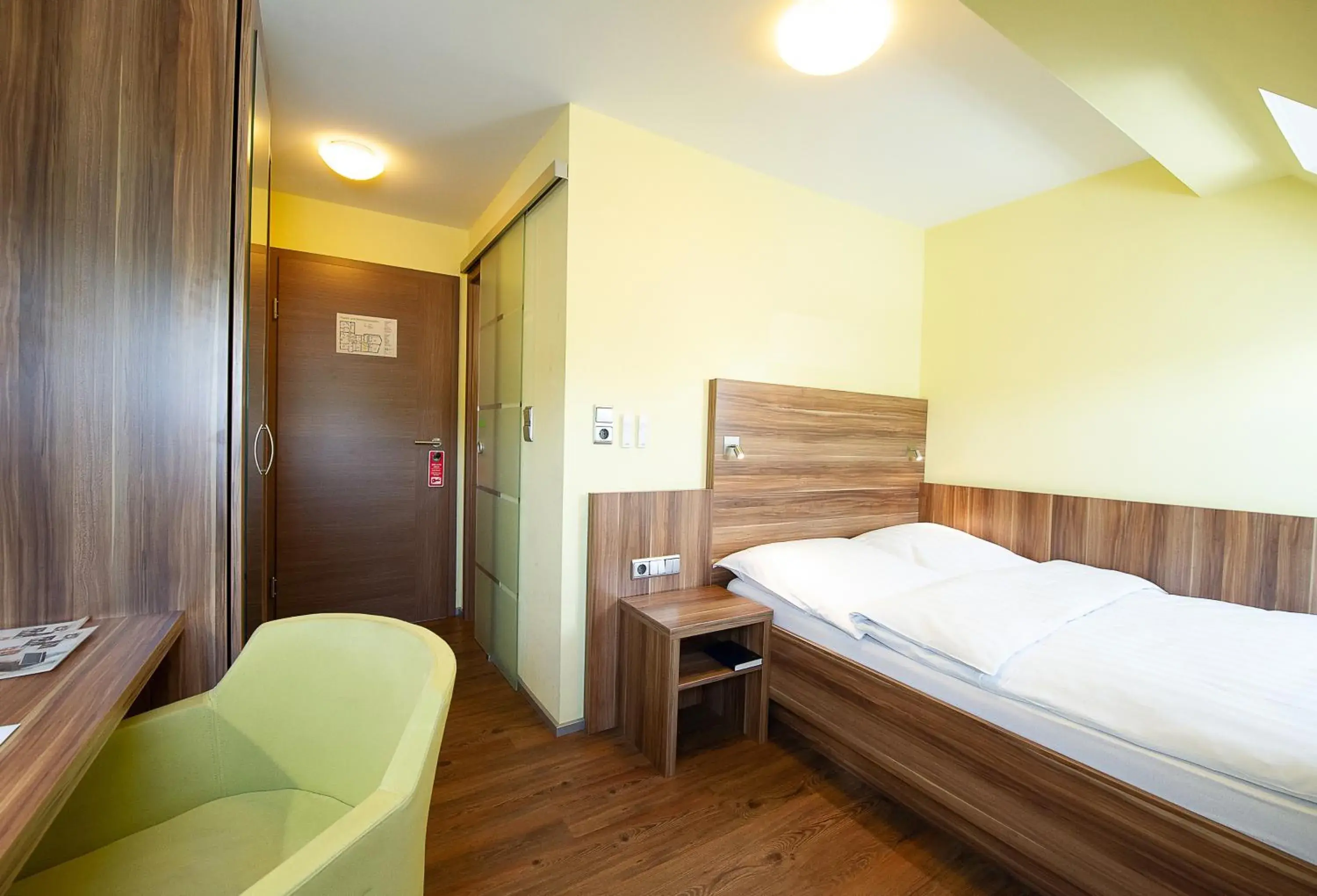 Single Room Business in Hotel Meyer Single Room Business in Hotel Meyer