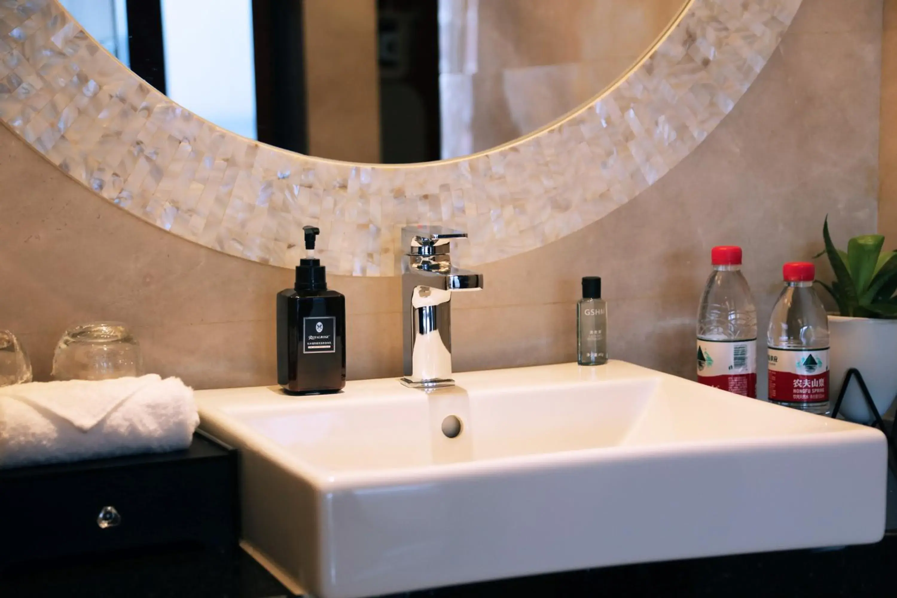 Executive Twin Room in Grand Skylight International Hotel Shenzhen Guanlan, Near Metro Station, Huawei, Foxcnn, Shenzhen North Railway Executive Twin Room in Grand Skylight International Hotel Shenzhen Guanlan, Near Metro Station, Huawei, Foxcnn, Shenzhen North Railway