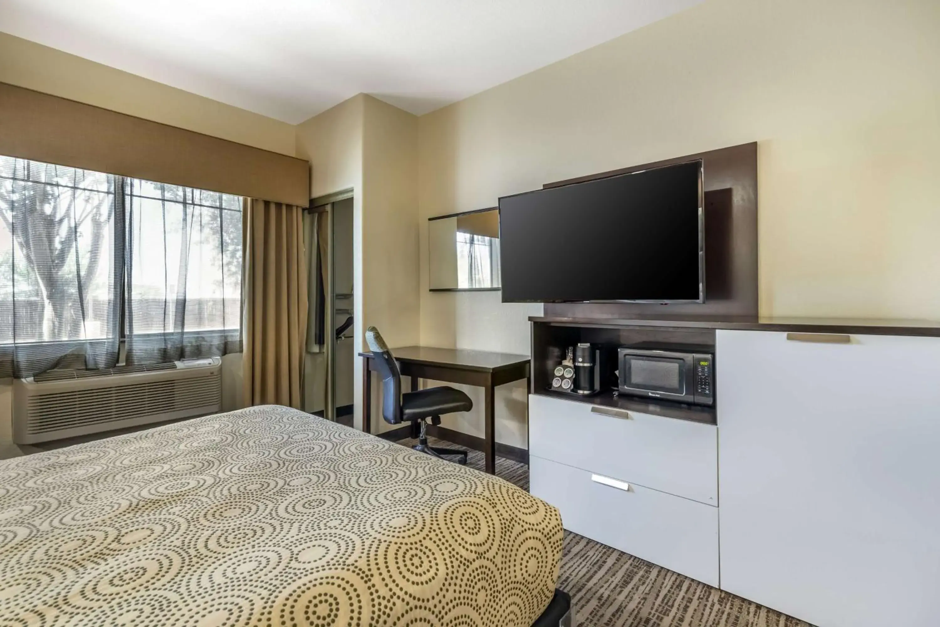 Deluxe Queen Room with Two Queen Beds in Best Western Plus Lackland Hotel and Suites. Deluxe Queen Room with Two Queen Beds in Best Western Plus Lackland Hotel and Suites.