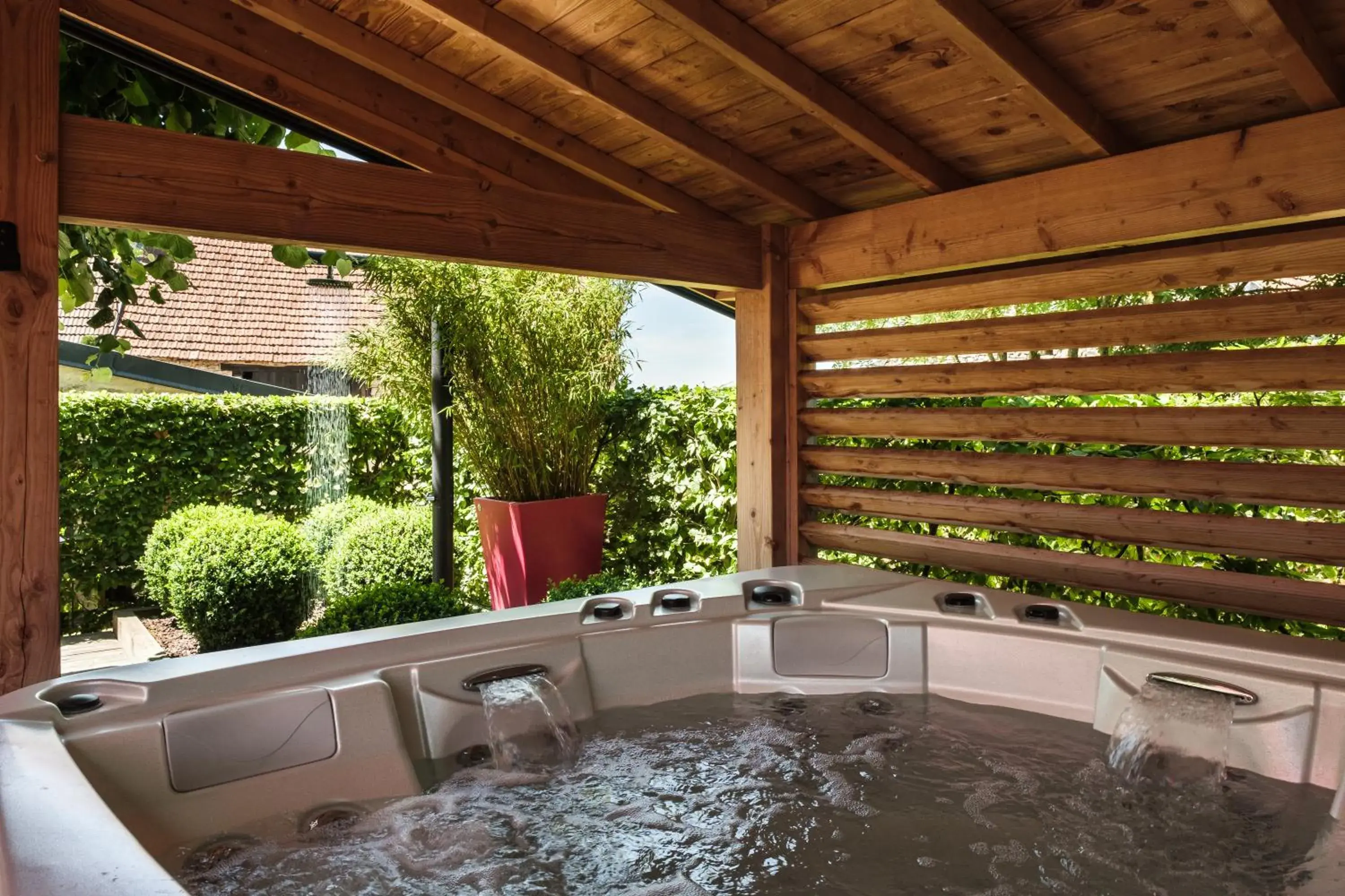 Deluxe Quadruple Room with Hot Tub in Le Domaine des Prés Verts Suites & Chambres avec Jacuzzi Privatif Deluxe Quadruple Room with Hot Tub in Le Domaine des Prés Verts Suites & Chambres avec Jacuzzi Privatif