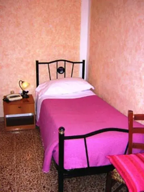 Economy Single Room with Shared Bathroom in Hotel Bolognese Economy Single Room with Shared Bathroom in Hotel Bolognese