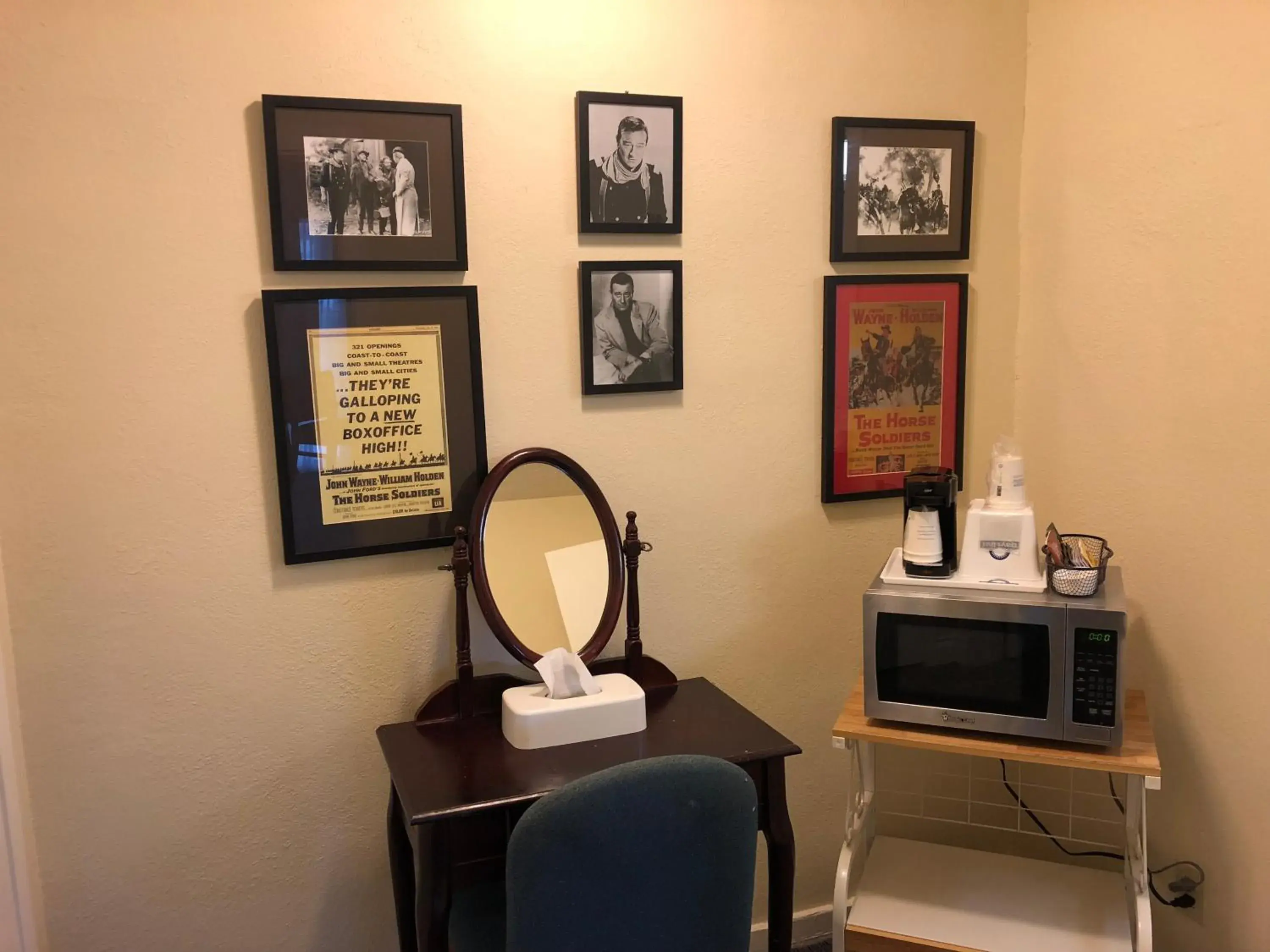 Deluxe Queen Room with Mobility Access - First Floor/Smoking in Days Inn by Wyndham Natchez Deluxe Queen Room with Mobility Access - First Floor/Smoking in Days Inn by Wyndham Natchez