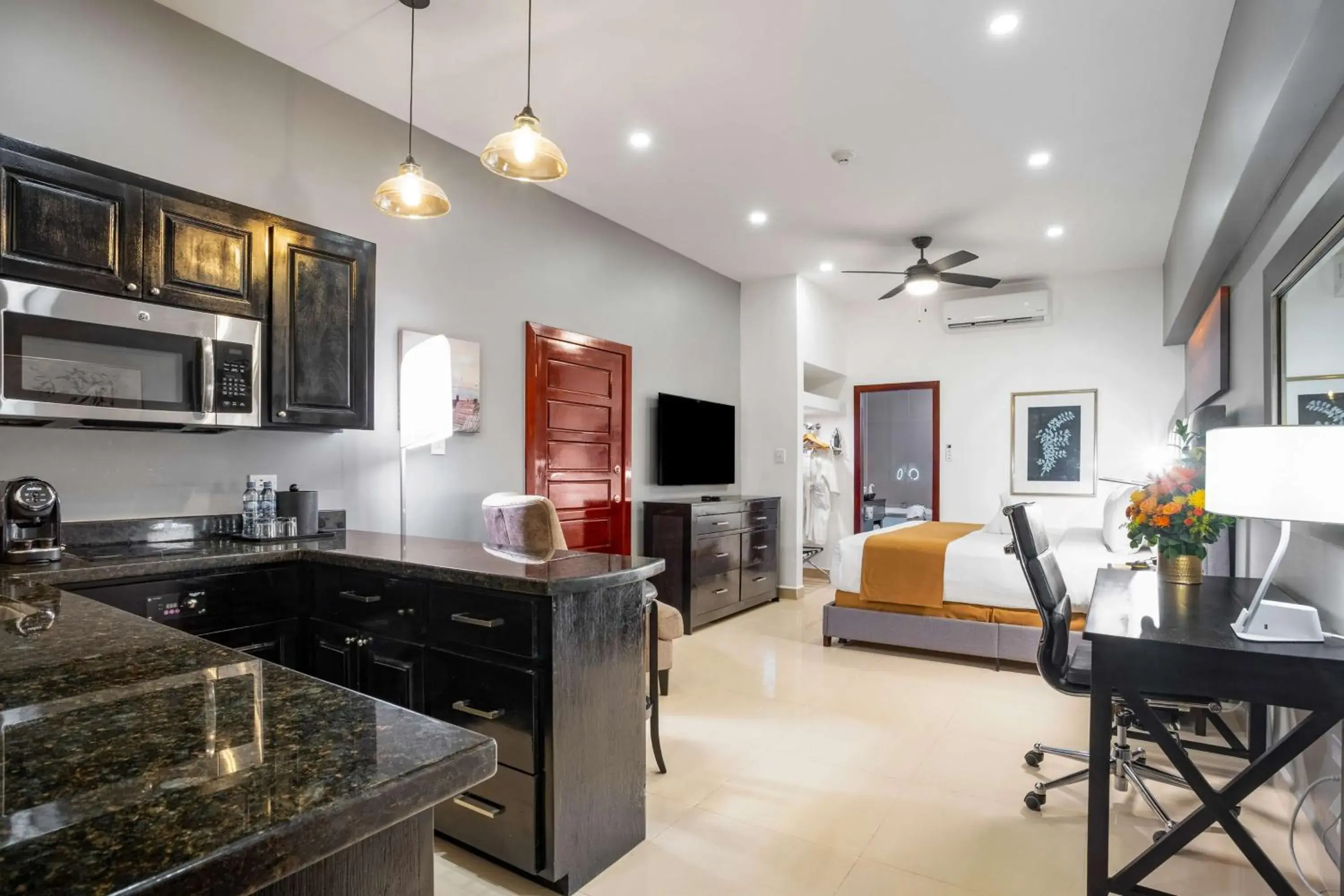 Junior Suite with Hot Tub - Non Smoking in Best Western Plus Belize Biltmore Plaza Junior Suite with Hot Tub - Non Smoking in Best Western Plus Belize Biltmore Plaza