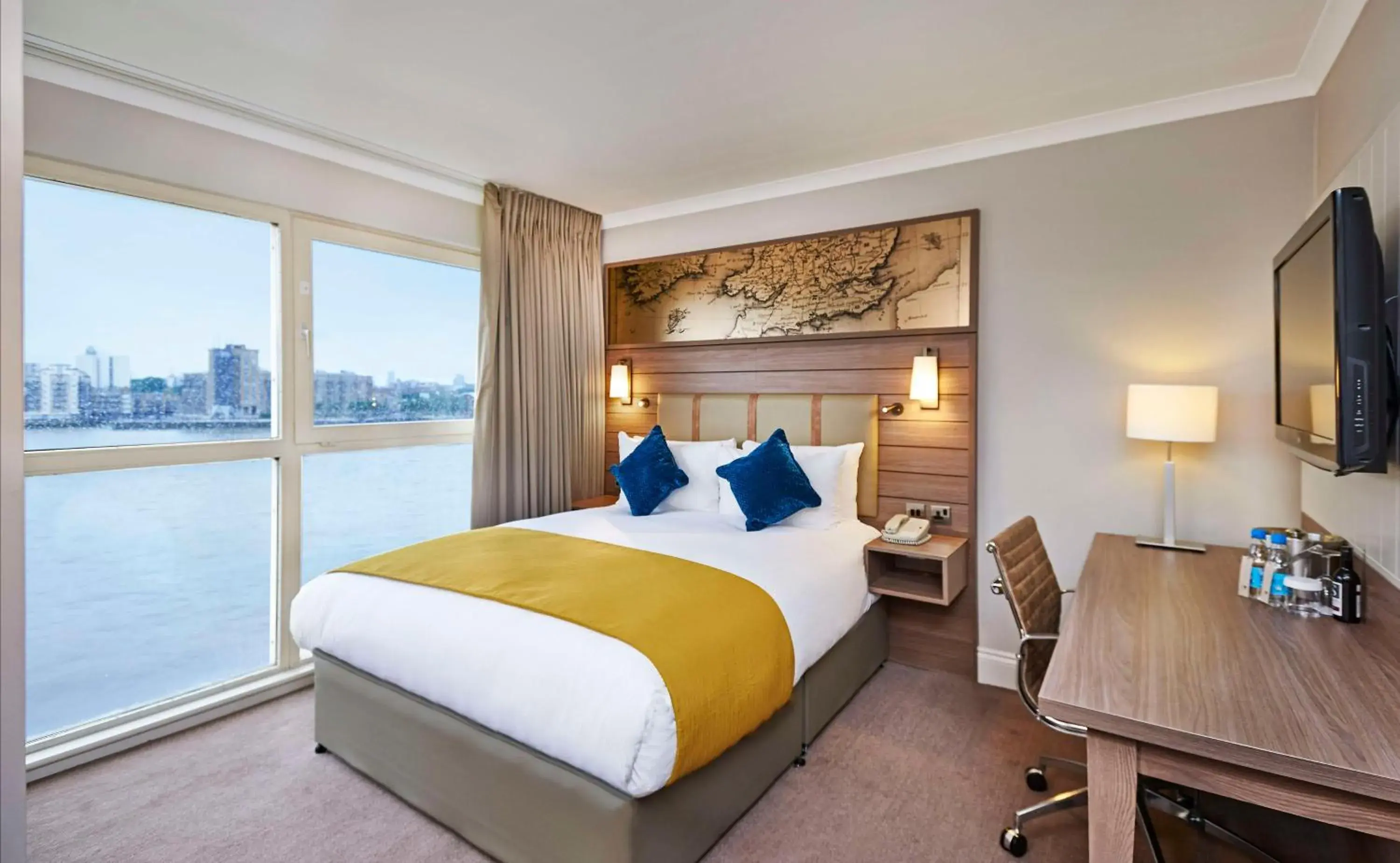 Double Guest Room in DoubleTree by Hilton London – Docklands Riverside Double Guest Room in DoubleTree by Hilton London – Docklands Riverside
