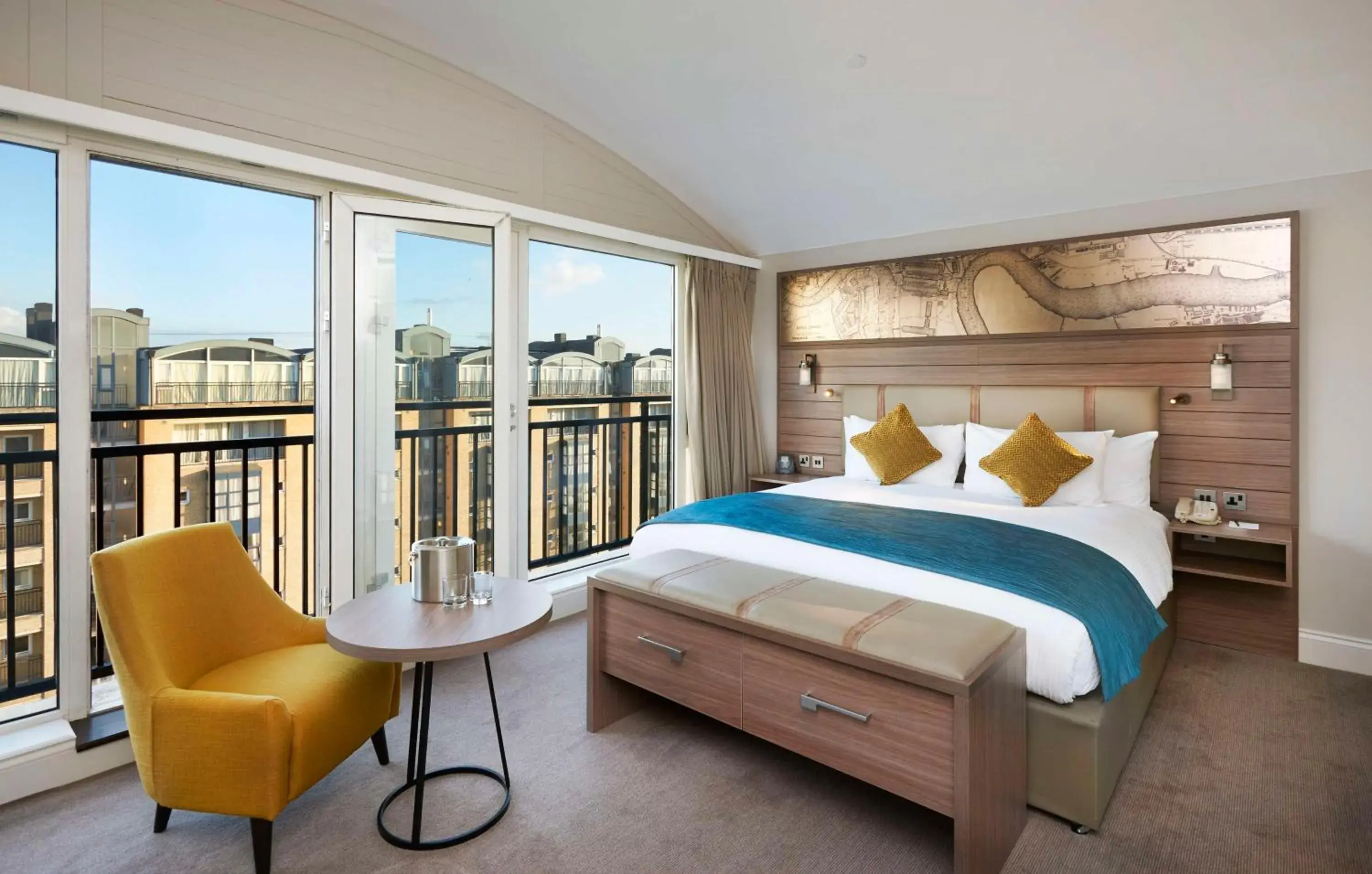 One-Bedroom King Suite in DoubleTree by Hilton London – Docklands Riverside One-Bedroom King Suite in DoubleTree by Hilton London – Docklands Riverside