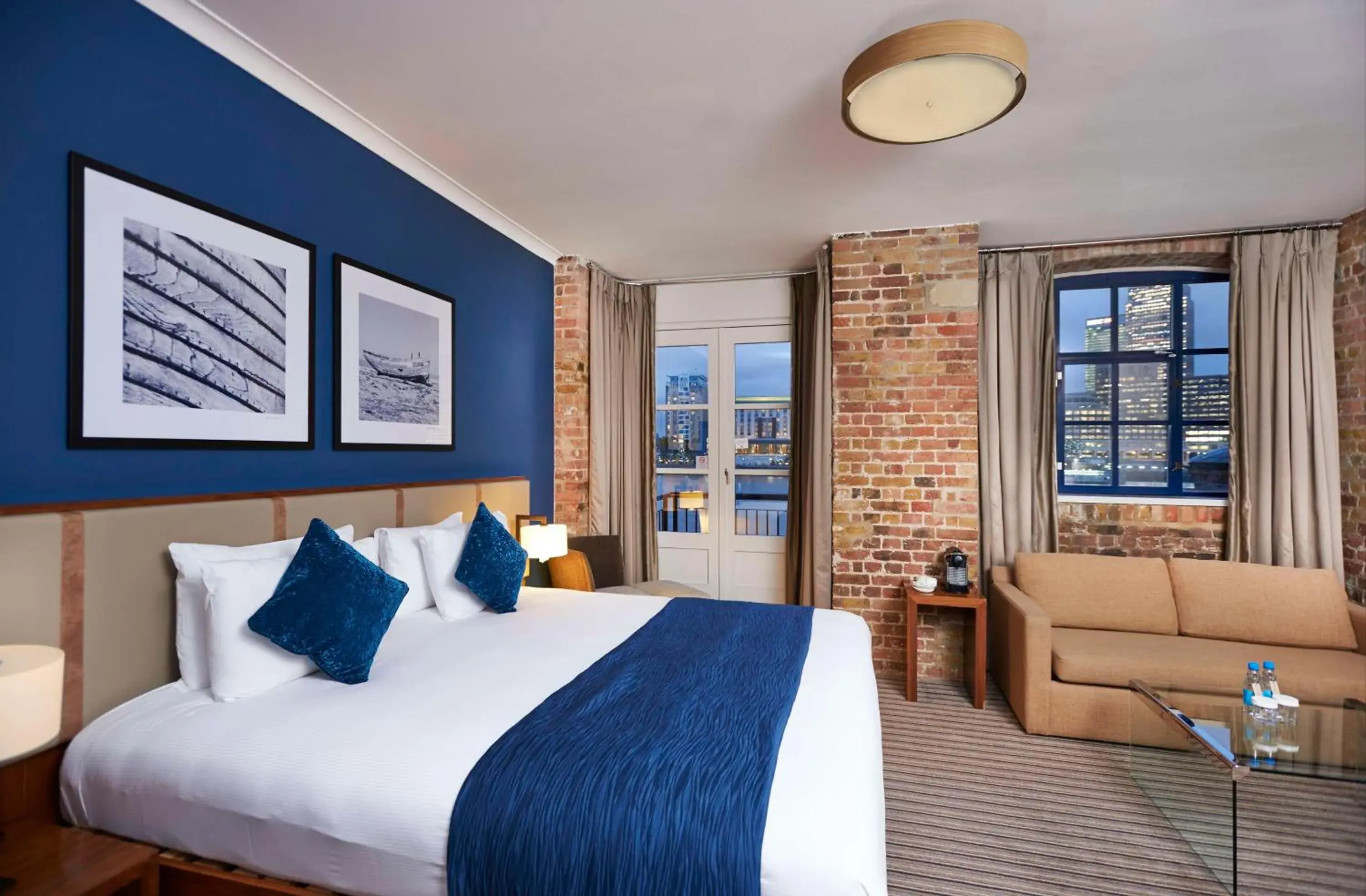 Junior Suite with River View and Balcony in DoubleTree by Hilton London – Docklands Riverside Junior Suite with River View and Balcony in DoubleTree by Hilton London – Docklands Riverside