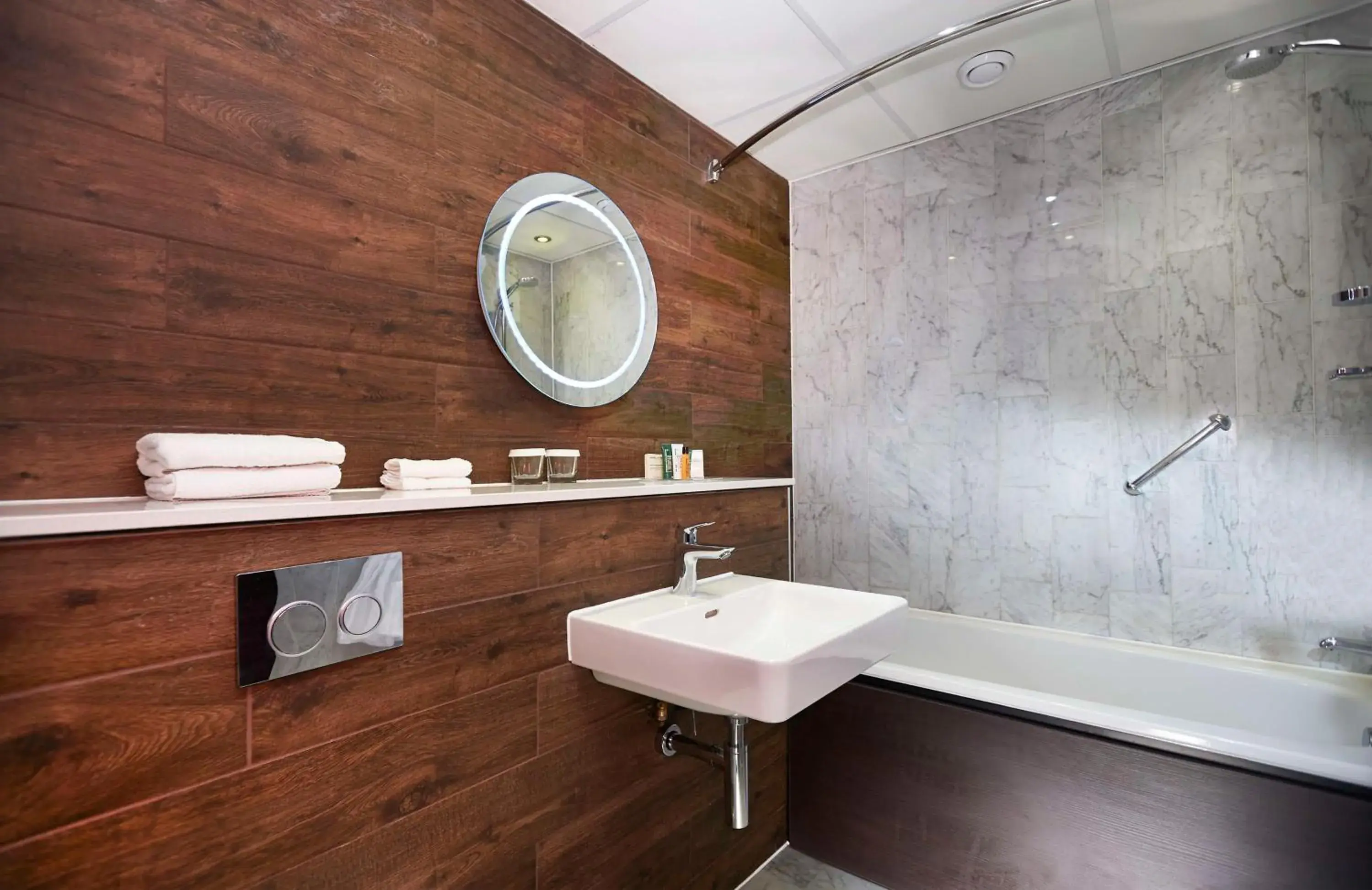 Deluxe King Room with View and Balcony in DoubleTree by Hilton London – Docklands Riverside Deluxe King Room with View and Balcony in DoubleTree by Hilton London – Docklands Riverside