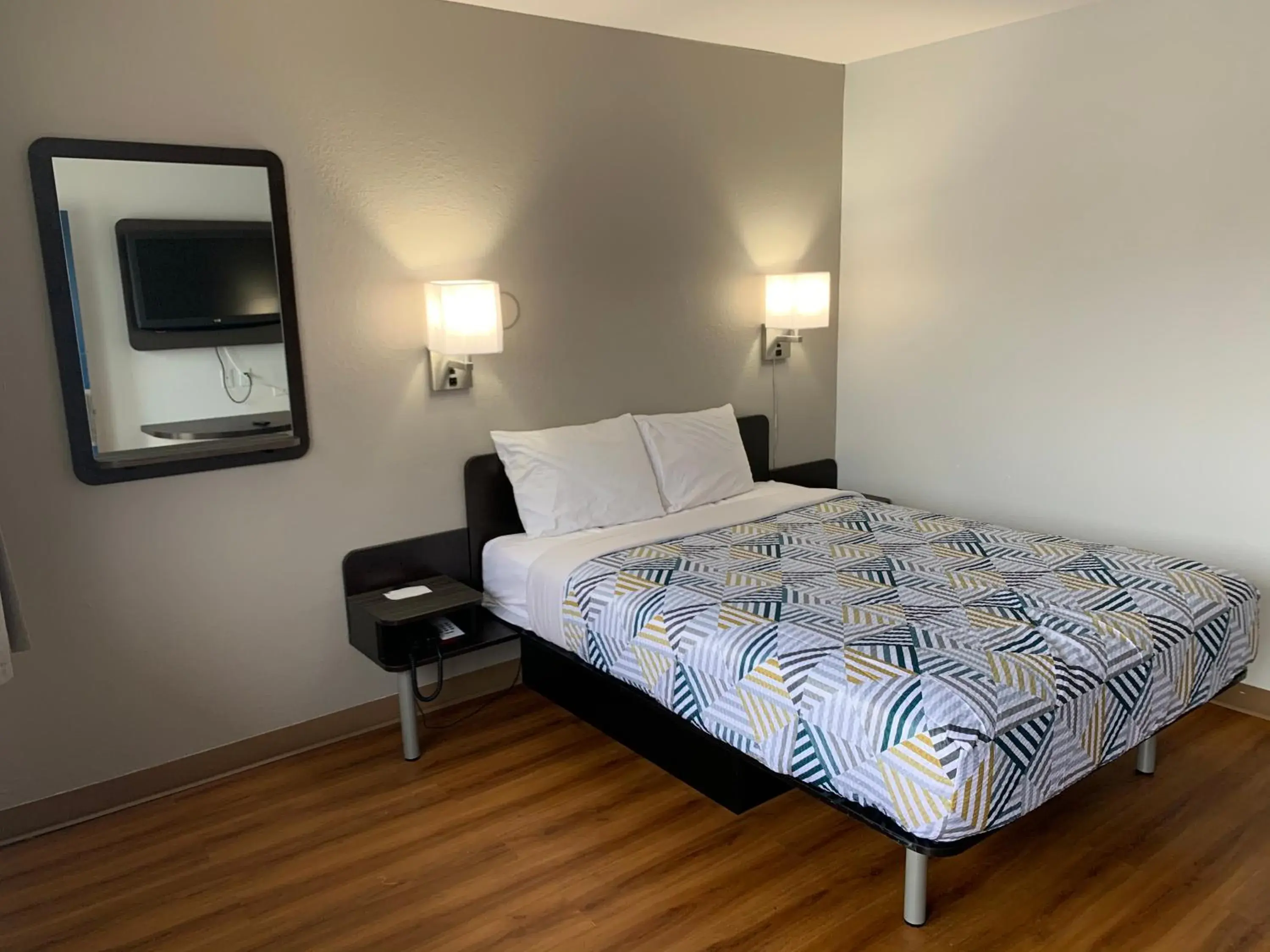 Queen Room - Non-Smoking in Motel 6-Dayton, OH Queen Room - Non-Smoking in Motel 6-Dayton, OH