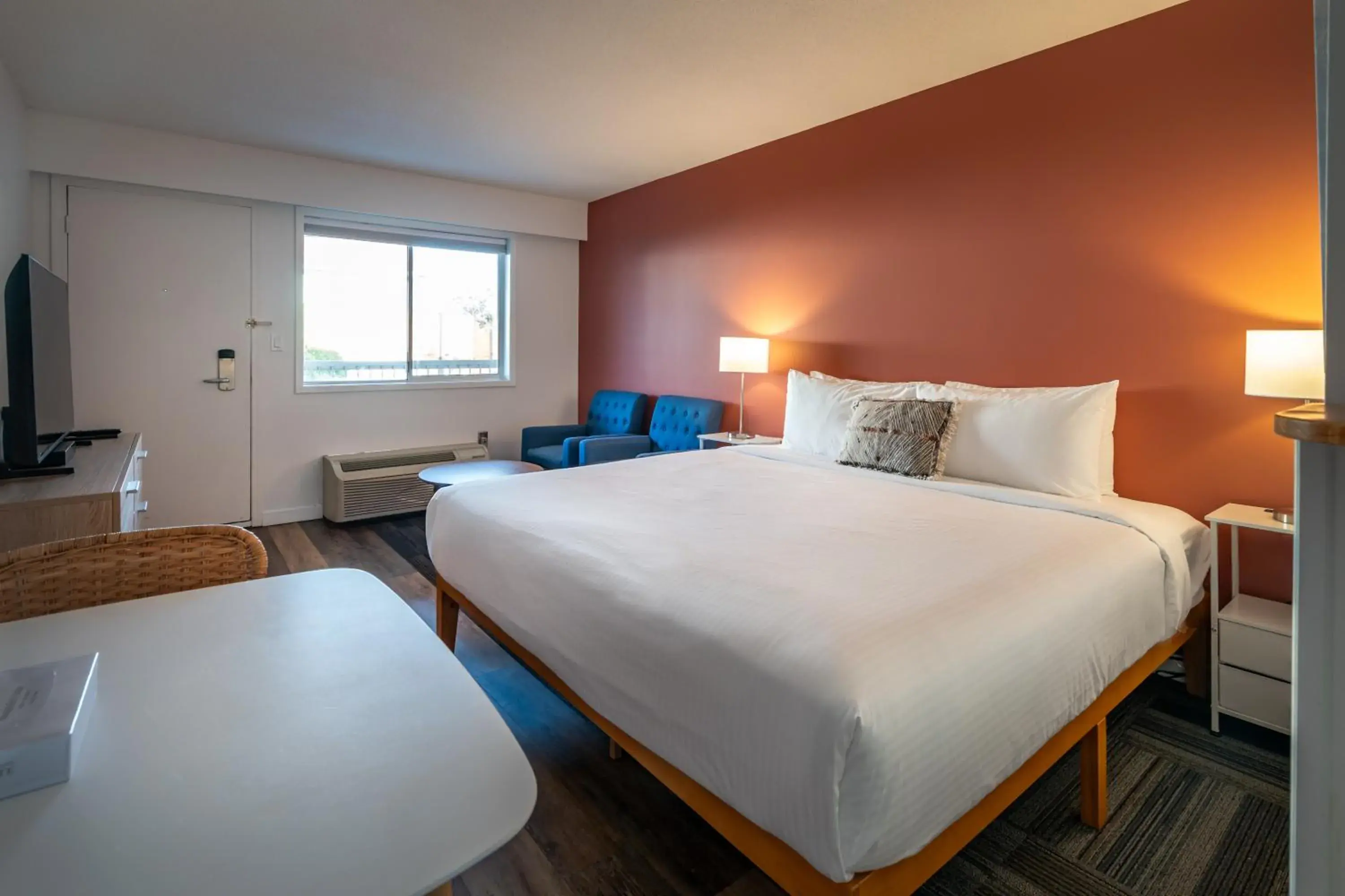 Standard Room King Bed in Okanagan Lakefront Resort Standard Room King Bed in Okanagan Lakefront Resort