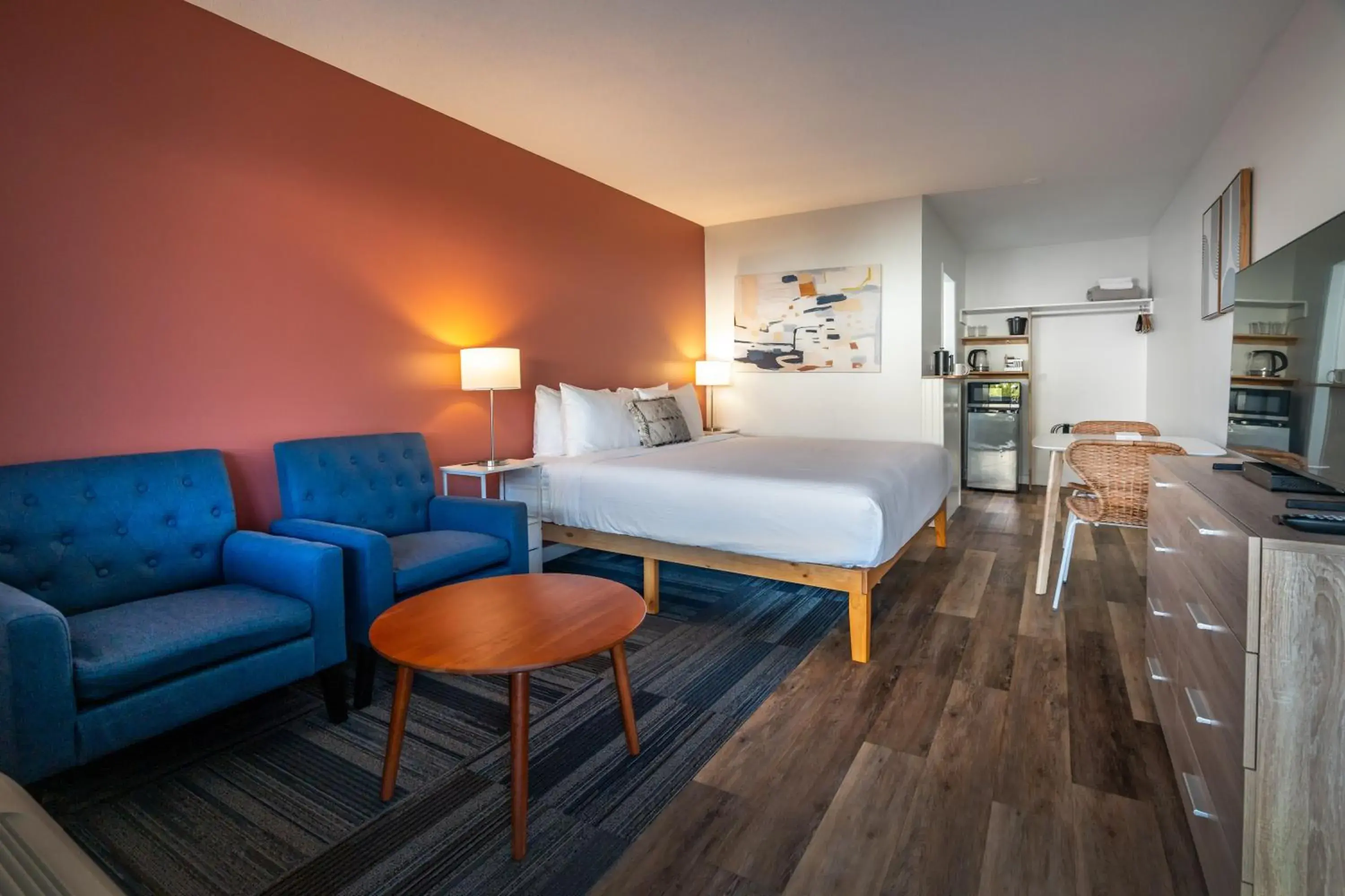 Standard Room King Bed + Kitchenette in Okanagan Lakefront Resort Standard Room King Bed + Kitchenette in Okanagan Lakefront Resort