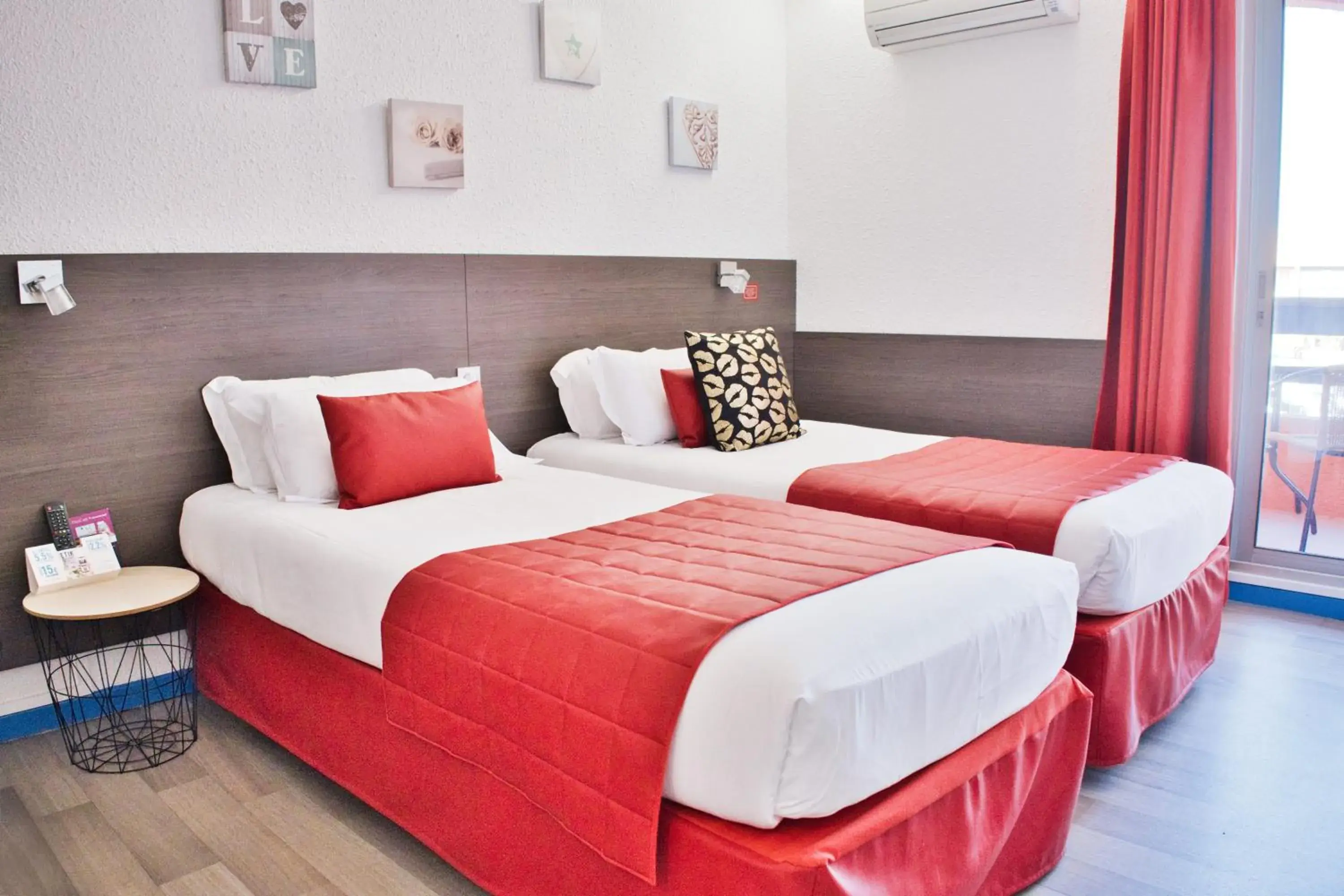 Twin Room with Harbor View - single occupancy in Cit'Hotel des 2 Golfs Twin Room with Harbor View - single occupancy in Cit'Hotel des 2 Golfs