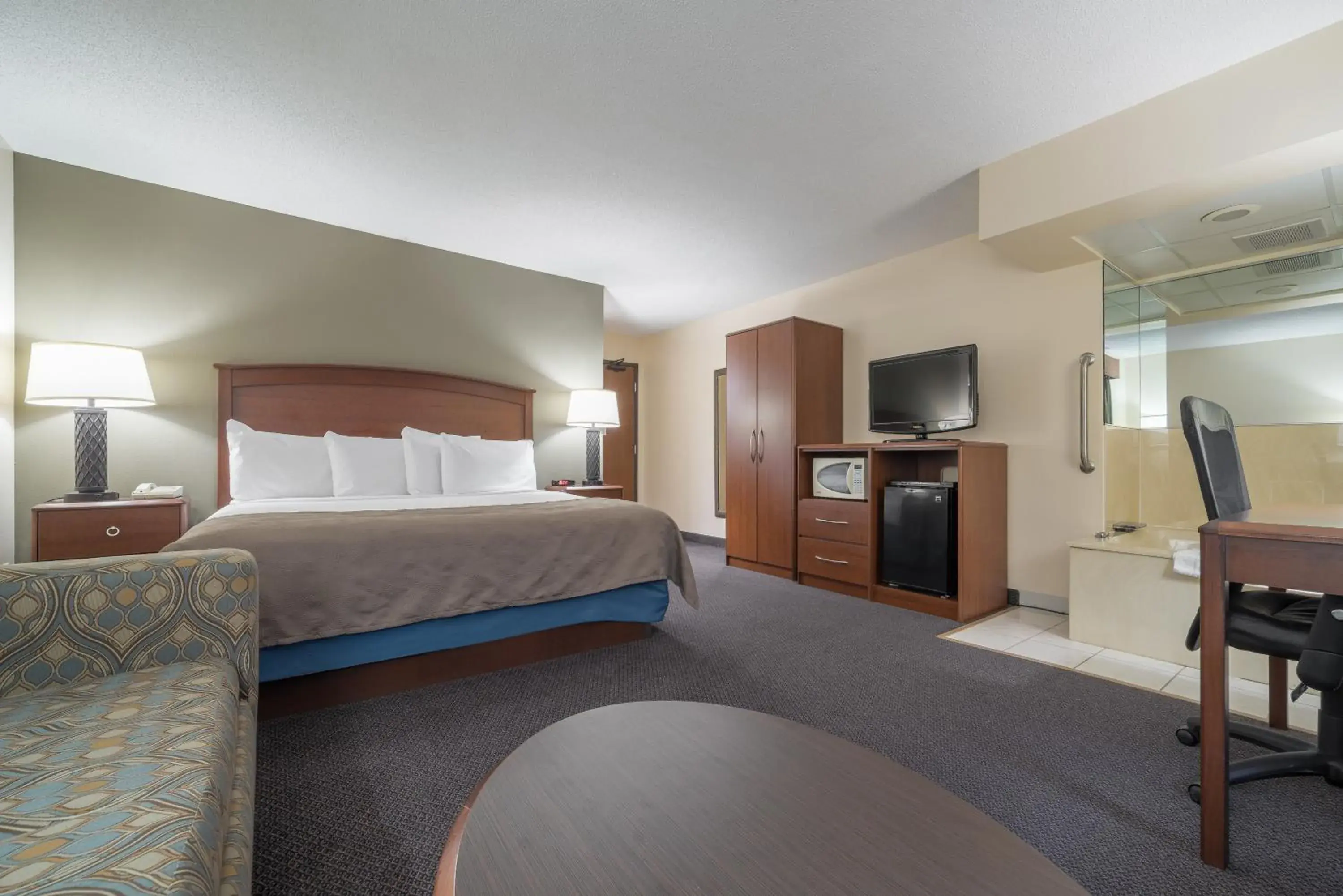 Deluxe King Suite - Non-Smoking in AmericInn by Wyndham Hutchinson Deluxe King Suite - Non-Smoking in AmericInn by Wyndham Hutchinson