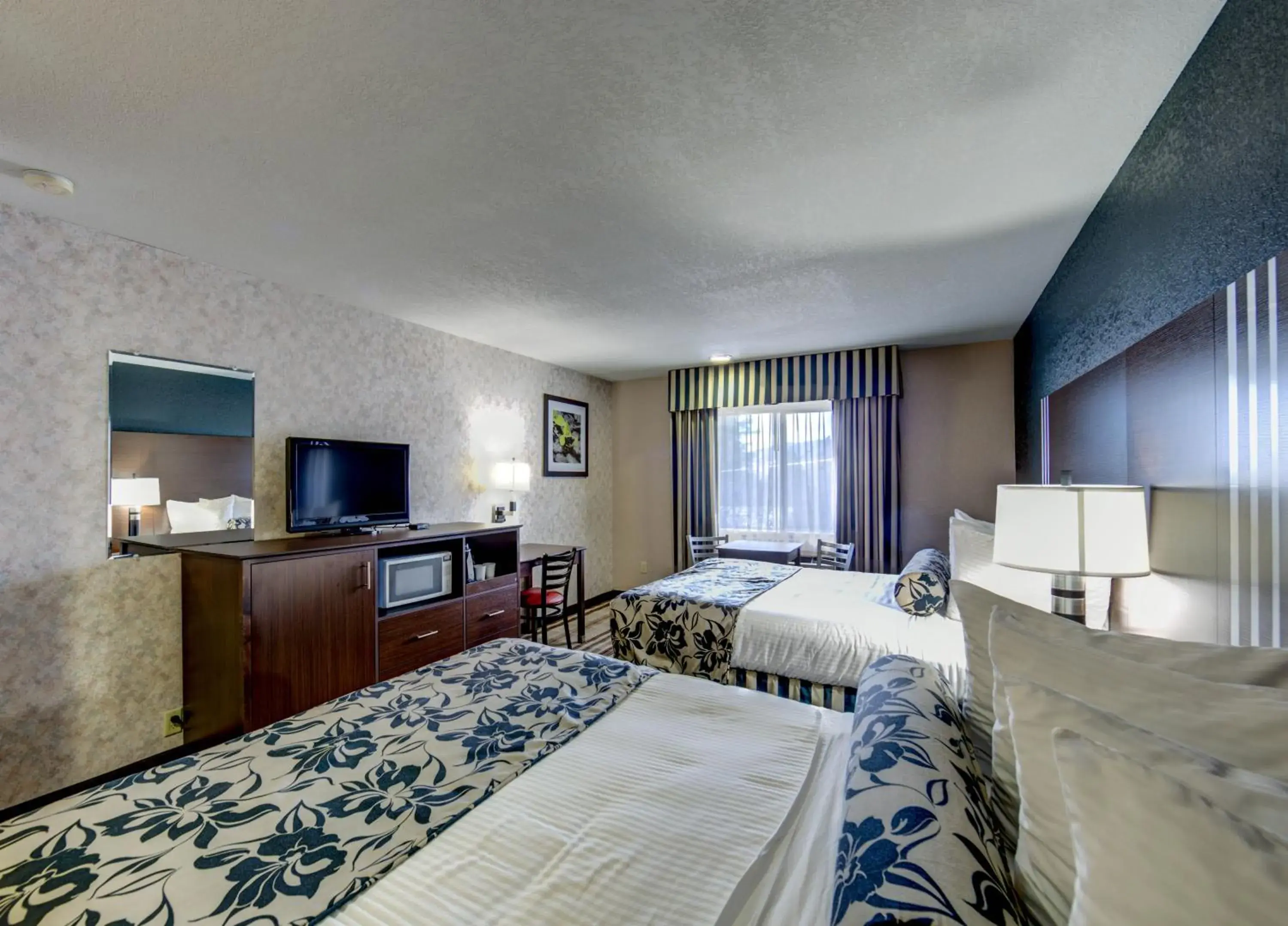 Queen Room with Two Queen Beds in Flagship Inn of Ashland Queen Room with Two Queen Beds in Flagship Inn of Ashland