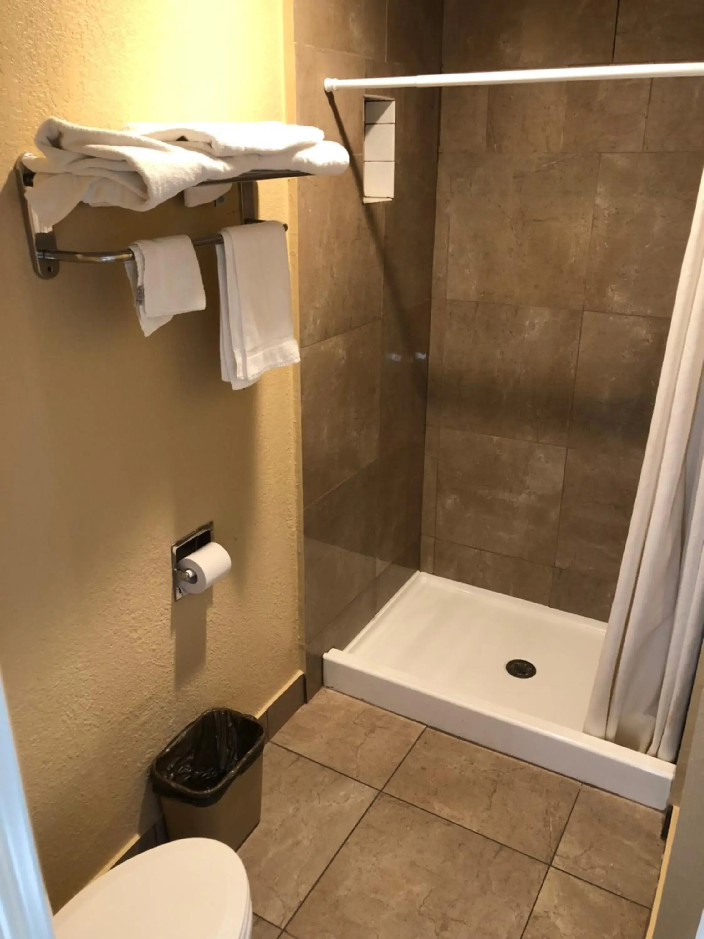 Queen Room - Non-Smoking in Arlington Inn Queen Room - Non-Smoking in Arlington Inn