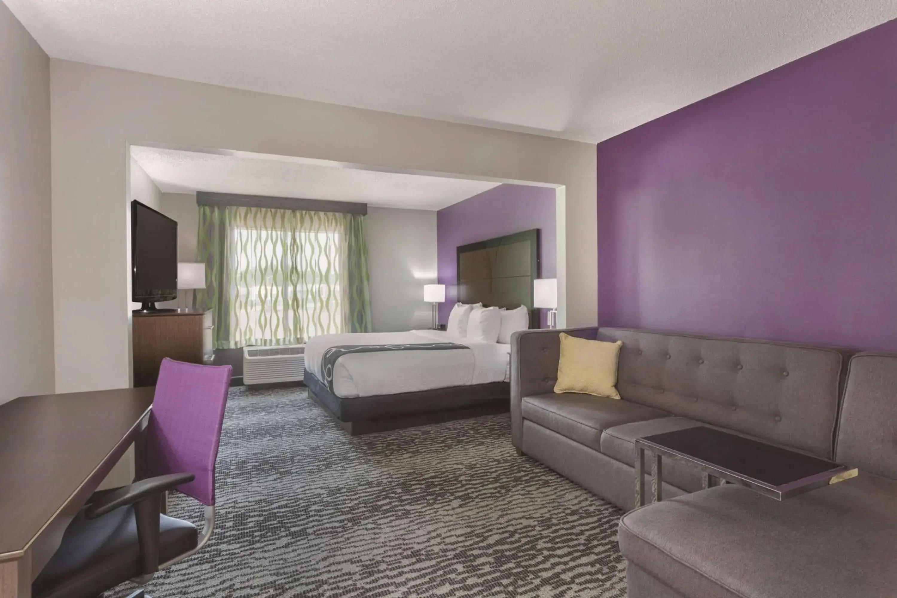 Deluxe King Room - Non-Smoking in La Quinta by Wyndham Columbus North Deluxe King Room - Non-Smoking in La Quinta by Wyndham Columbus North