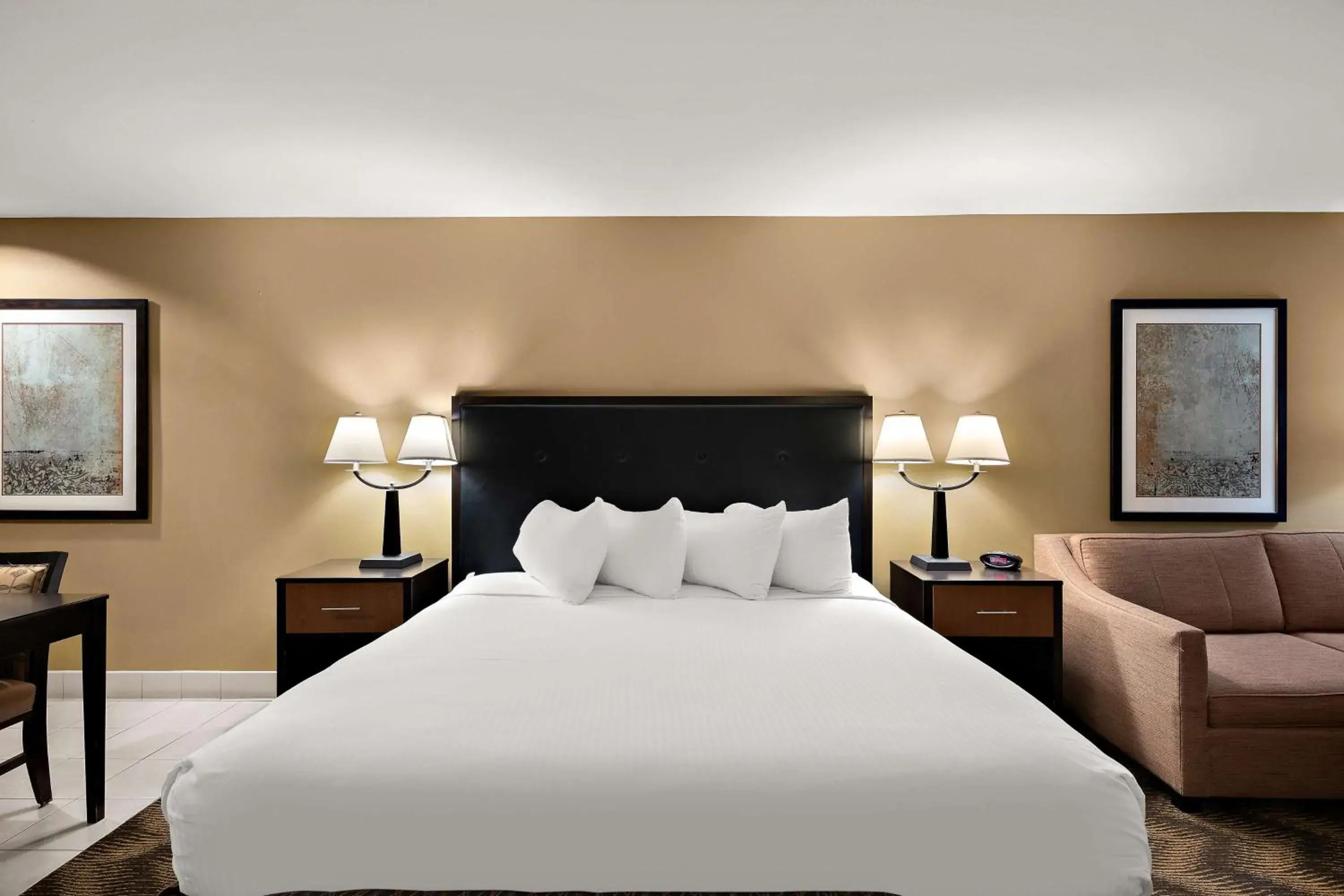 Deluxe King Room in Best Western Plus Gold Country Inn Deluxe King Room in Best Western Plus Gold Country Inn